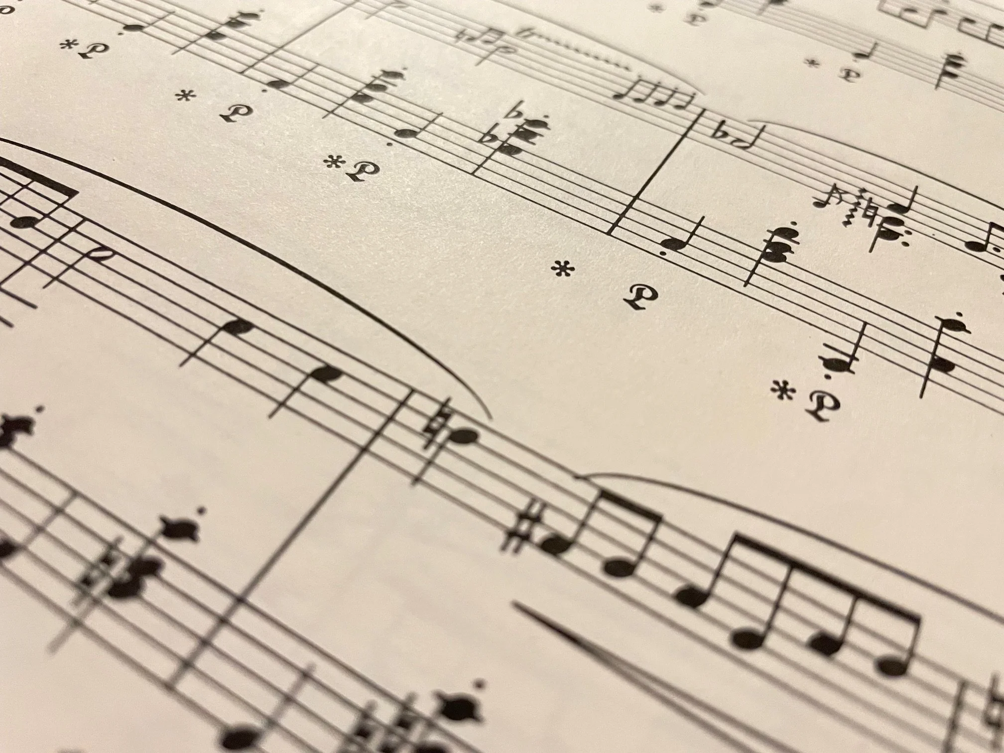 Musiknoten und Partituren auf einem Blattpapier.