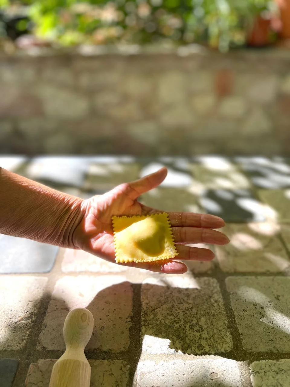 The history of ravioli: from "leftover" to king of the Italian table.