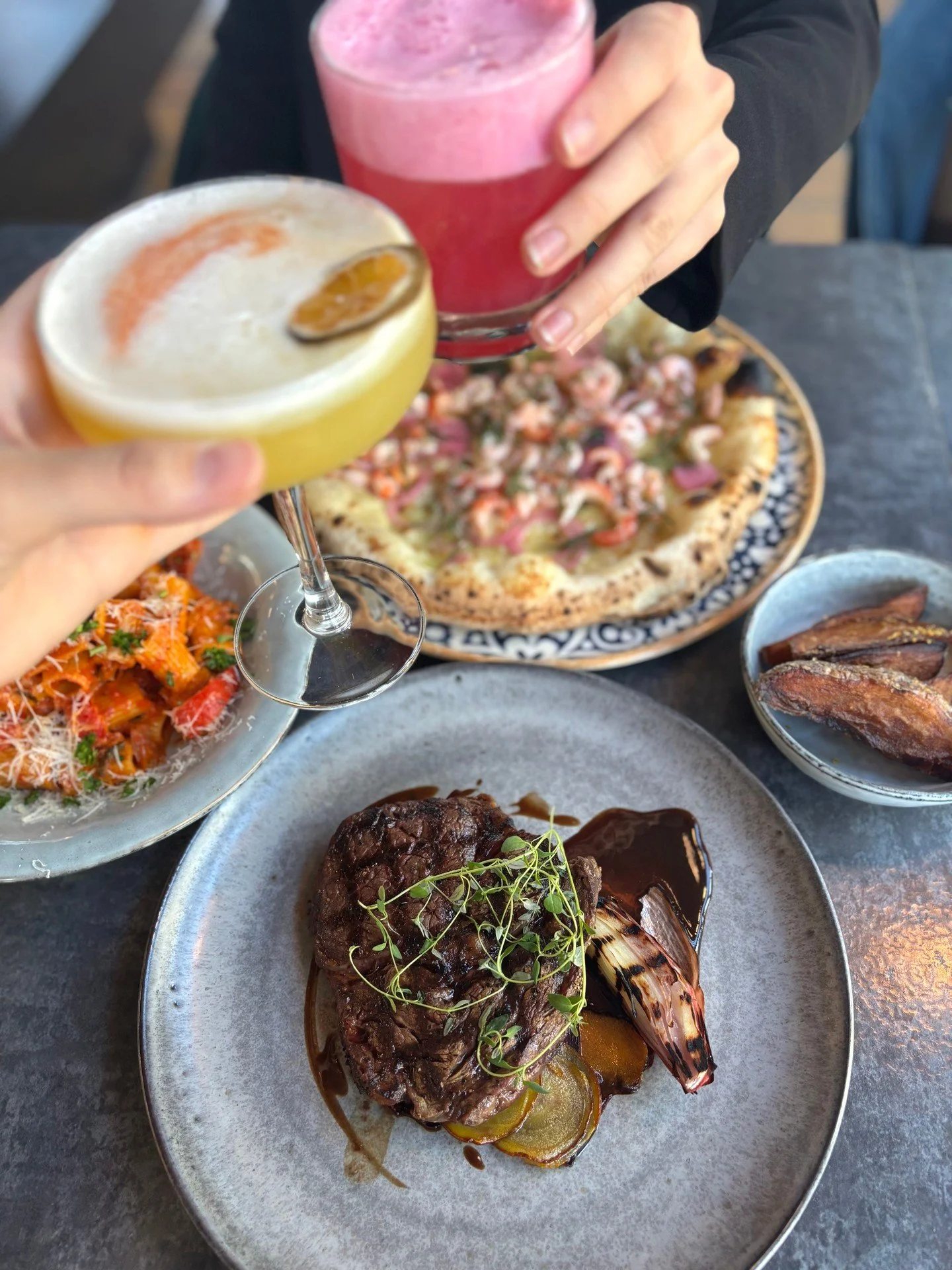 Sk&aring;la in en ny vecka med oss! Vi fixar maten och drinkarna, du tar med s&auml;llskapet!

#J&ouml;nk&ouml;ping #Restaurangjkpg #TwinCity #godmat