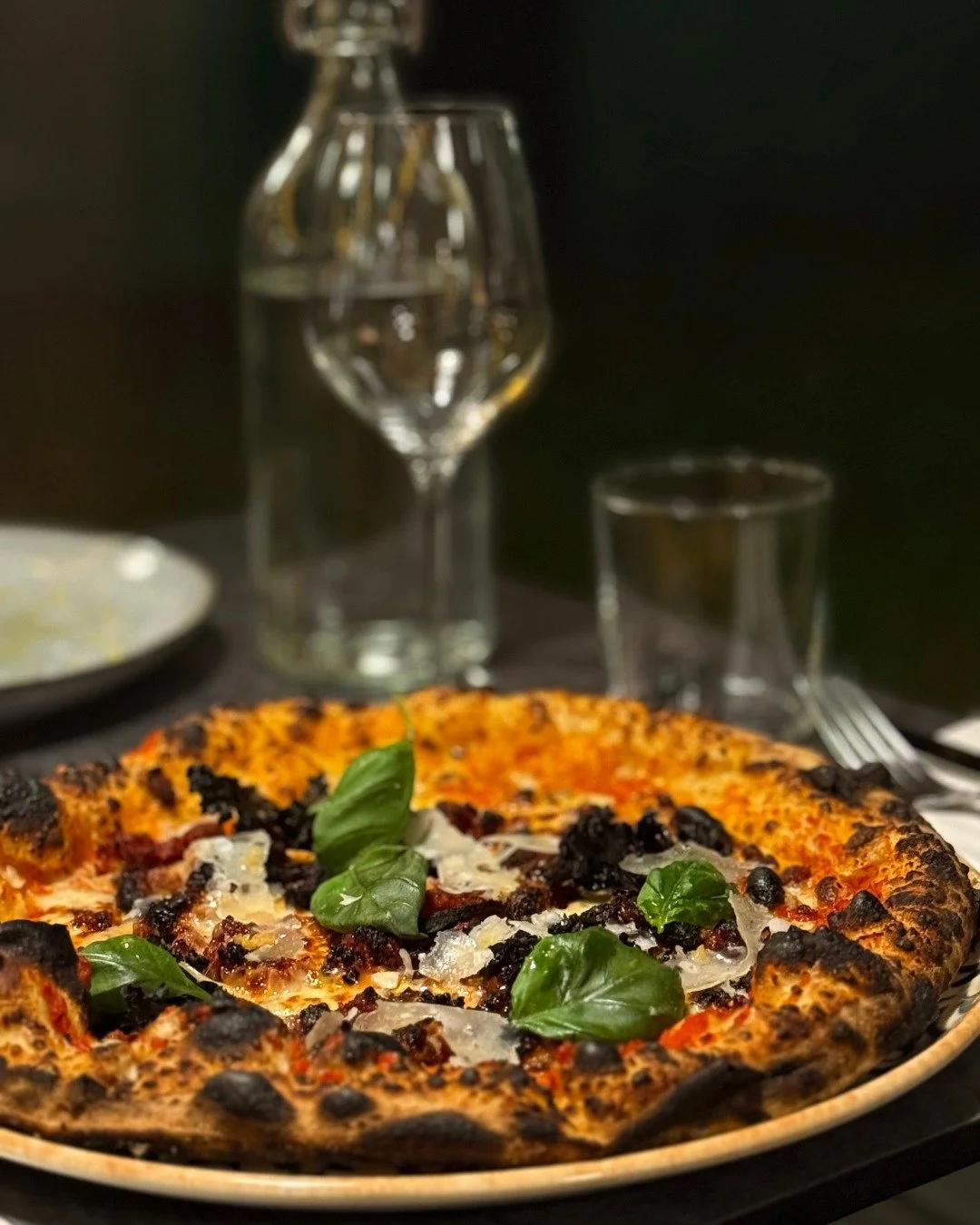 Kom f&ouml;r maten, stanna f&ouml;r st&auml;mningen! 🍽️✨