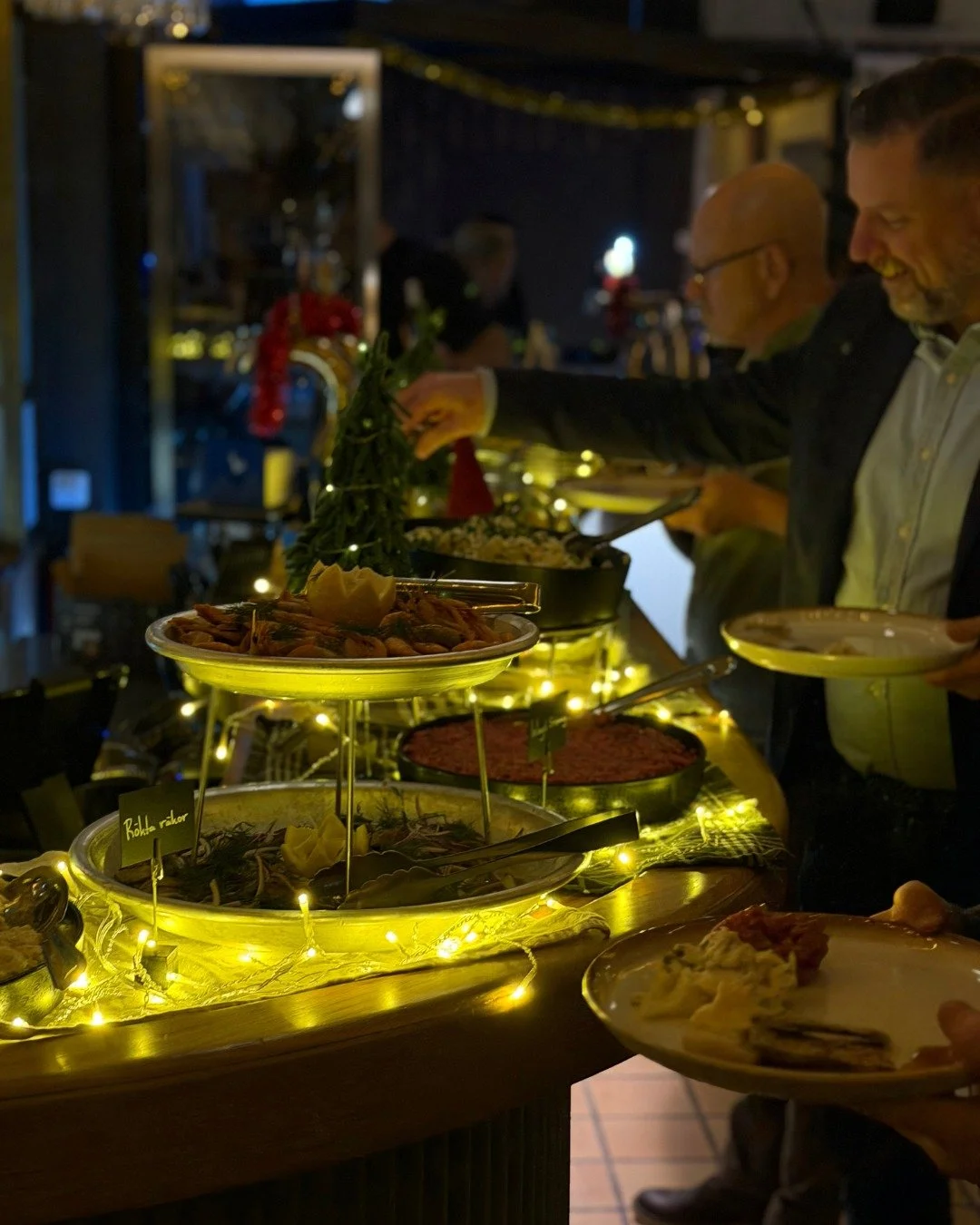 Vi har fyllt buff&eacute;bordet med julens favoriter, v&auml;lkomna in till oss f&ouml;r att smaka och k&auml;nna in julst&auml;mningen! 🎄✨ #Twincity #J&ouml;nk&ouml;ping #julbord