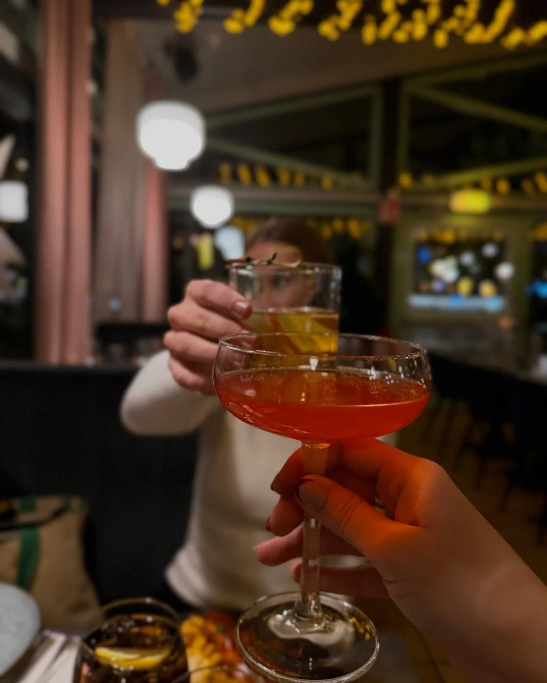 Bra s&auml;llskap och n&aring;got gott i glaset - det &auml;r en bra kv&auml;ll enligt oss!🥂 #J&ouml;nk&ouml;ping #Twincity #drink #sk&aring;l