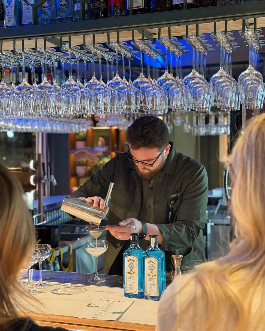 Ig&aring;r slog vi upp d&ouml;rrarna f&ouml;r en exklusiv kreat&ouml;rskv&auml;ll! ✨

Antonio delade med sig av visionen bakom v&aring;rt nya koncept och k&ouml;kschefen Tayyab gav oss en inblick i k&auml;nslan bakom de nya r&auml;tterna innan hela m
