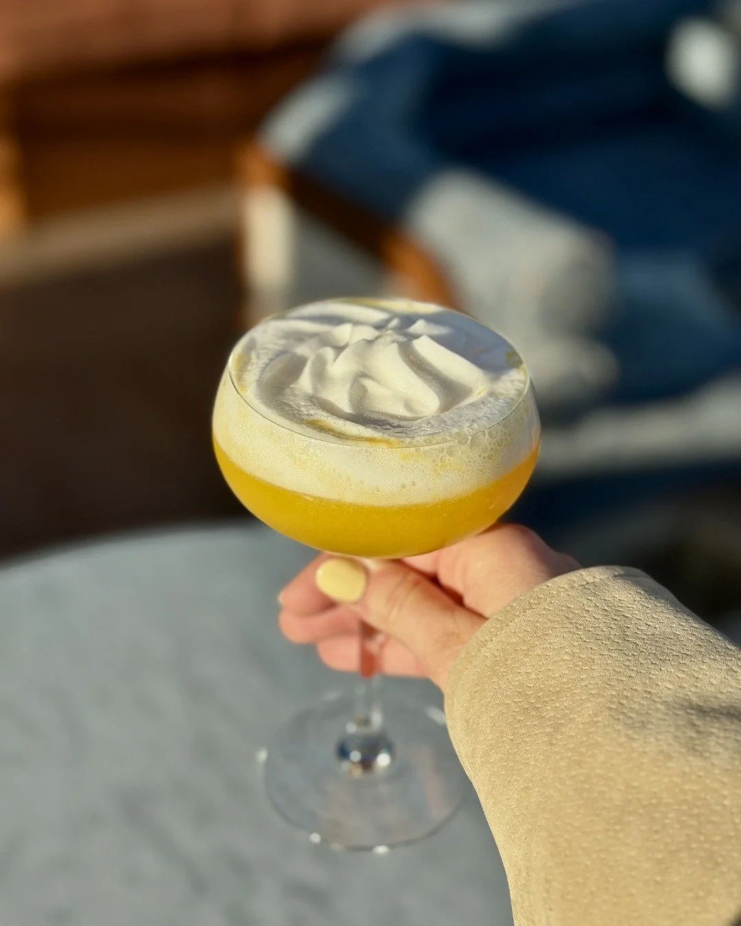 Signaturdrinken Berseau, en perfekt balans mellan s&ouml;tt och syrligt som har blivit en sj&auml;lvklar favorit hos v&aring;ra g&auml;ster. Har du hunnit testa den &auml;n? 🍸✨

#J&ouml;nk&ouml;ping #drink #uteservering