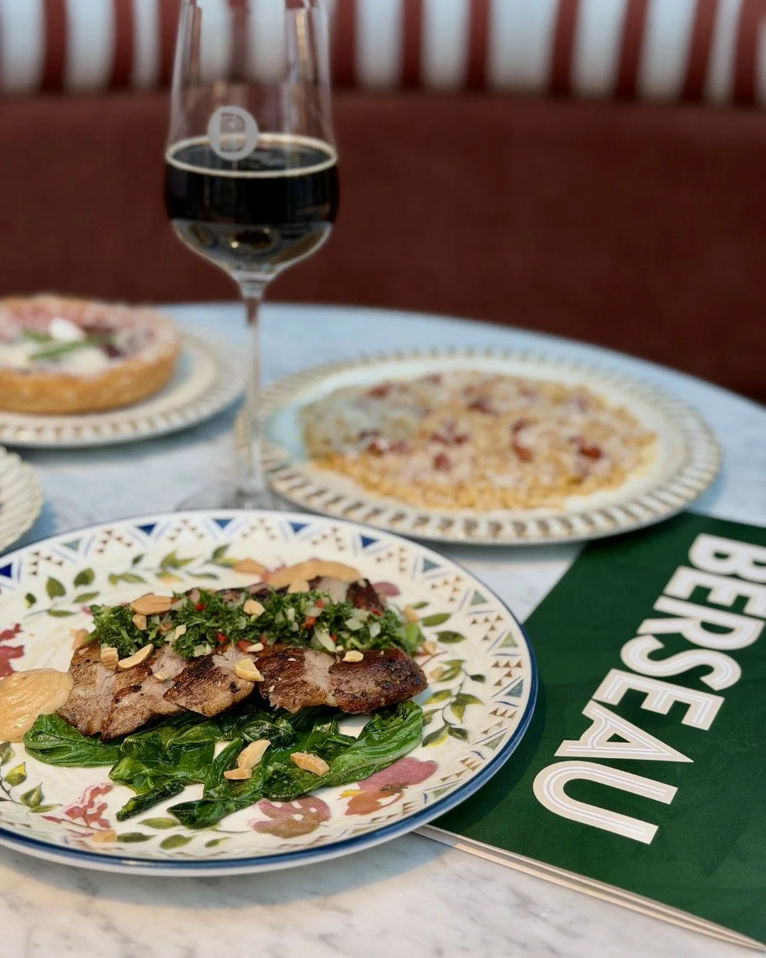 Det finns middagar, och s&aring; finns det pluma-middagar. Magisk smak, perfekt s&auml;llskap och n&aring;got gott i glaset.🍷 V&auml;lkommen hem till oss! 

#J&ouml;nk&ouml;ping #Berseau #restaurang #k&ouml;tt #pluma