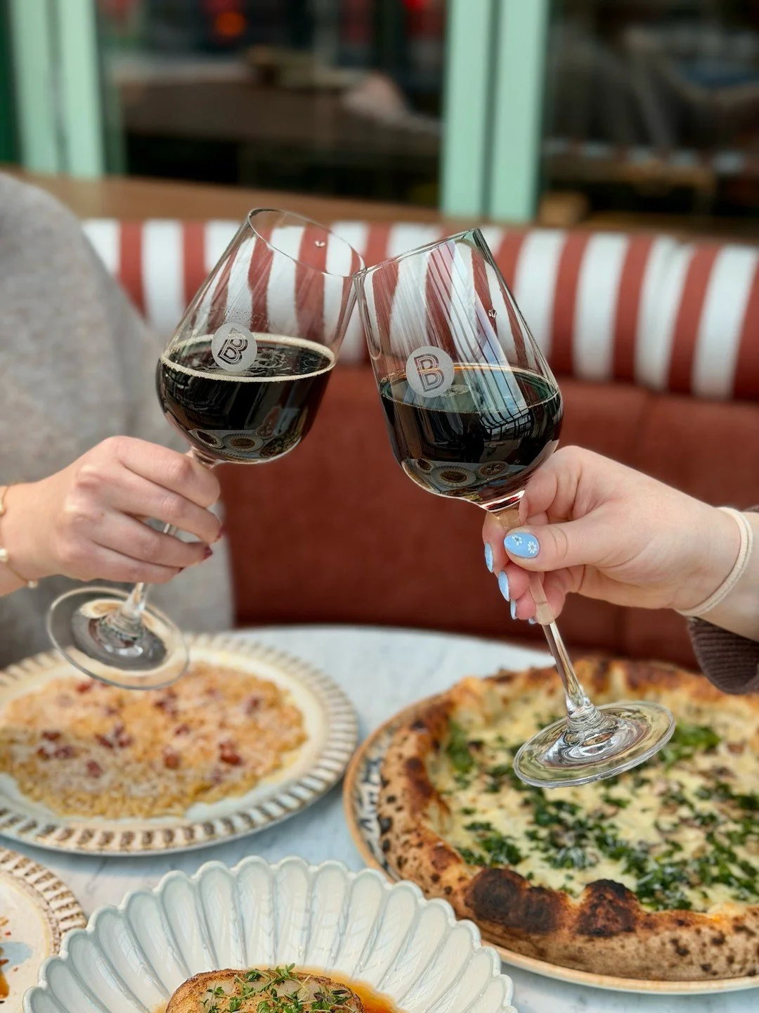Mat smakar b&auml;st tillsammans! 🌟
Samla dina favoriter och dela p&aring; favoritdr&auml;tterna fr&aring;n v&aring;r meny.🍕

Vem tar du med dig till Berseau i helgen?

#J&ouml;nk&ouml;ping #sharing #pizza
