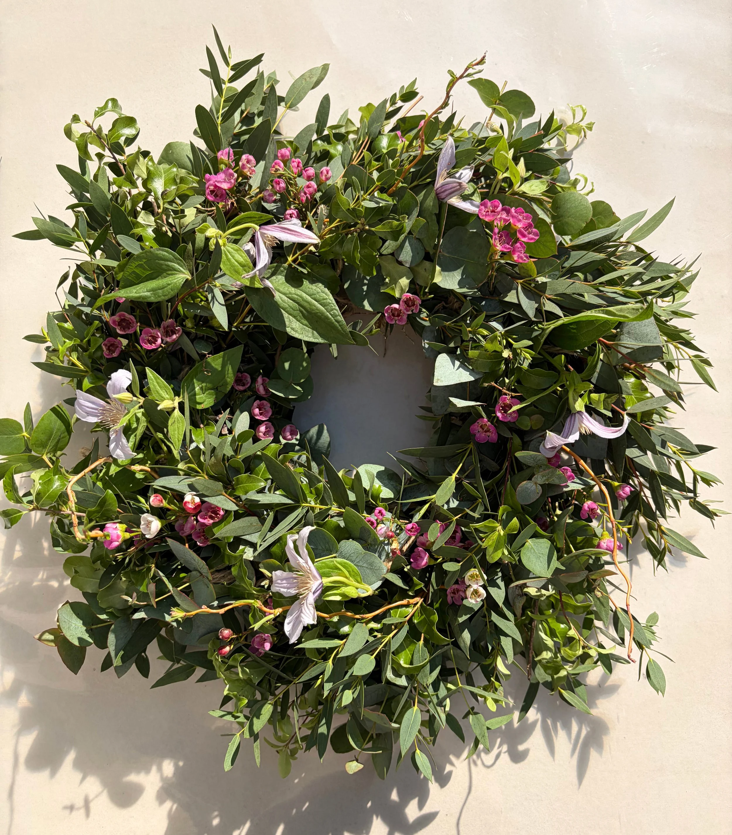 a natural funeral wreath with purple flowers for a sustainable and biodegradable burial