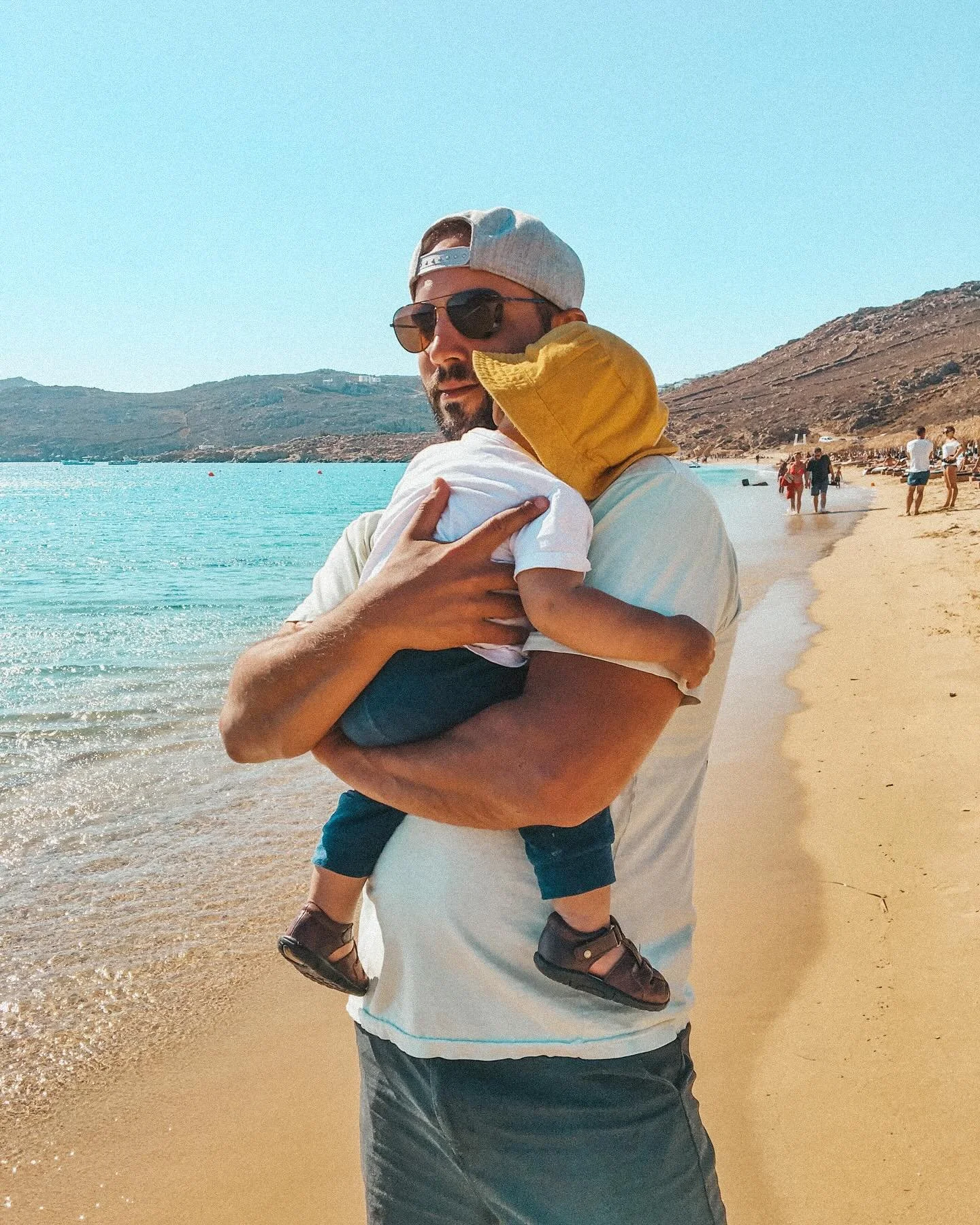 I 🩷 that you can hold all of us up, at the same time!

HFD to all the great partners around the world. 
Proud to be with the best one 🩵

#happyfathersday #traveldad #greekdad #travelfamilytime #travelfamilyof5 #intentionalfamily #familytrips #aesth