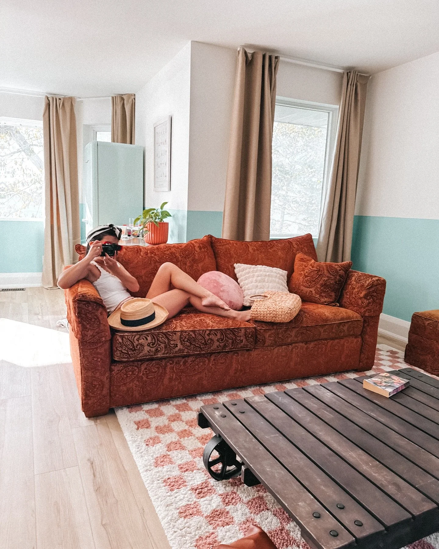 Lounge. Dramatically. 

📍@fancies_pec | @stayamo 

#DesignForwardStays
#FamilyTravelEdit #PECgetaway 
#aesthetictravels #familyairbnb 
#MomInTheWild #CottagecoreWithKids #wanderlustkids #raisingtravellers #familytravelblog 

How long is your mom win