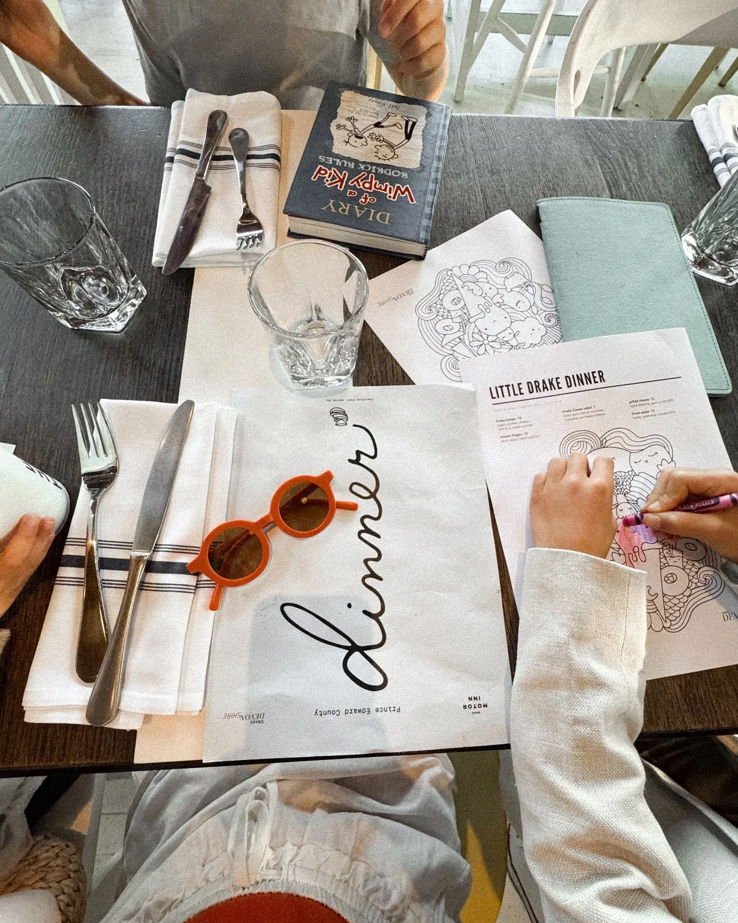 No screens. No toys. No problem.
Here&rsquo;s how we keep kids engaged at the table&mdash;with zero prep and full imagination.
Perfect for travel, restaurants, and slow family dinners.

✨ Memory Match
Place 5 small items on a napkin. Peek, cover, rec