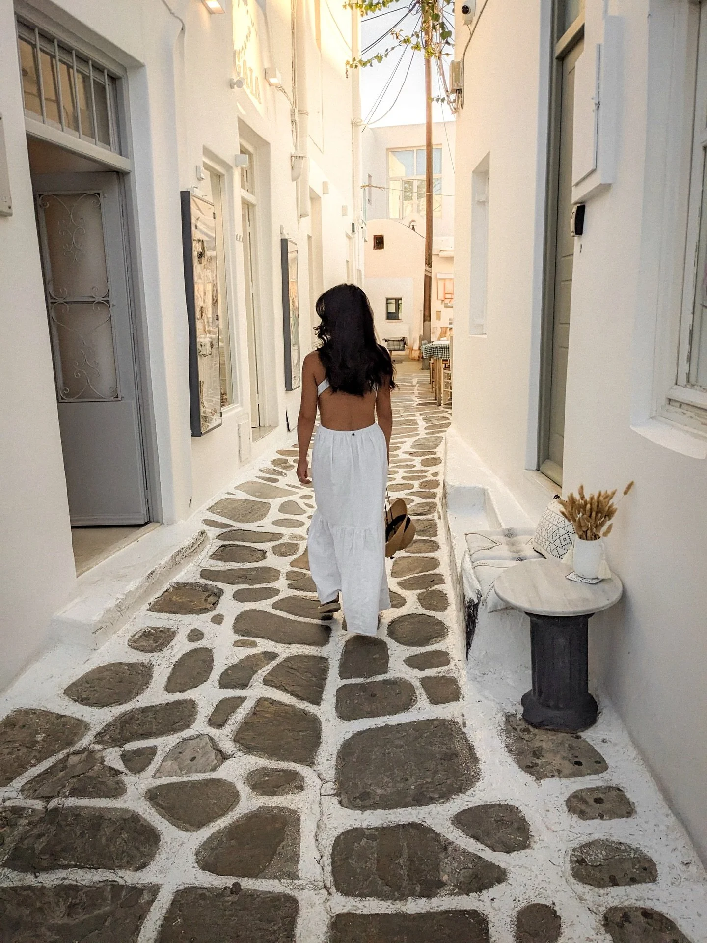 The &ldquo;apr&egrave;s,&rdquo; but non-ski 🍸

Always in Mykonos wearing white, emotionally