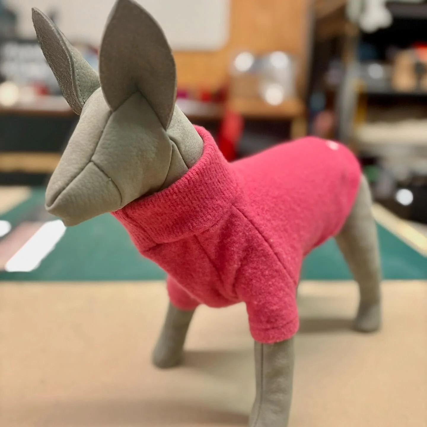 #sneakpeek en atelier 👀

#textilepostindustriel #faitamtl #artisanrecuperateur #vetementschiens #chiens #dogsclothing #dogs #lovedogs #ecoresponsable #accessoireschien #tomettalie #textilerecup #artisanmileend #artisanmtl #upcycling #atelier