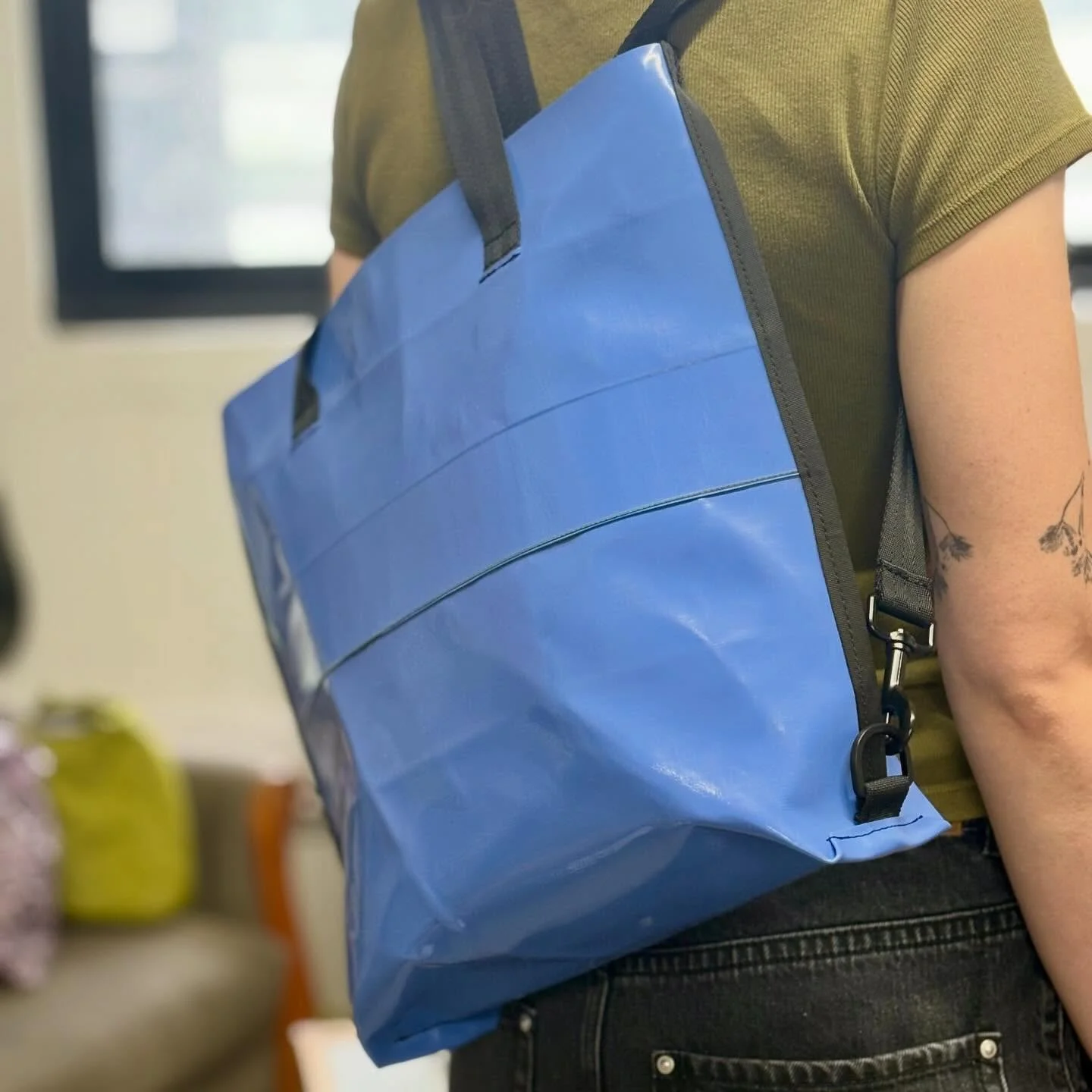 Le printemps nous am&egrave;ne du nouveau : Le sac fourre-tout 2en1 !!
On le porte sur l&rsquo;&eacute;paule, en style tote-bag, ou en sac &agrave; dos, gr&acirc;ce &agrave; une sangle amovible.
Disponible dans les 3 couleurs de la toile : blanc, ble