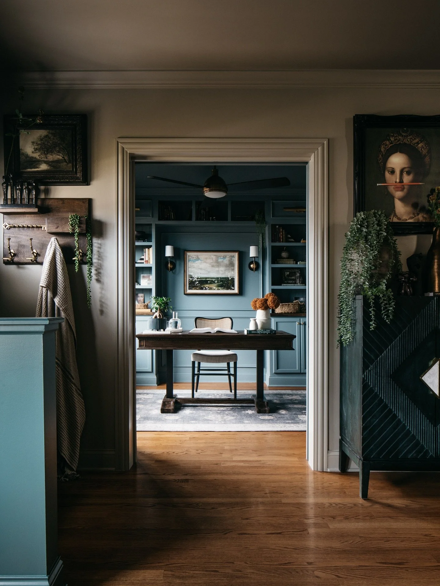 Because who doesn&rsquo;t love a good before &amp; after?! (thanks for the reminder @moritzmee 😋). The image on the right is what Jason&rsquo;s office looked like when we moved in. We changed the lighting (and added library lights and sconces), adde