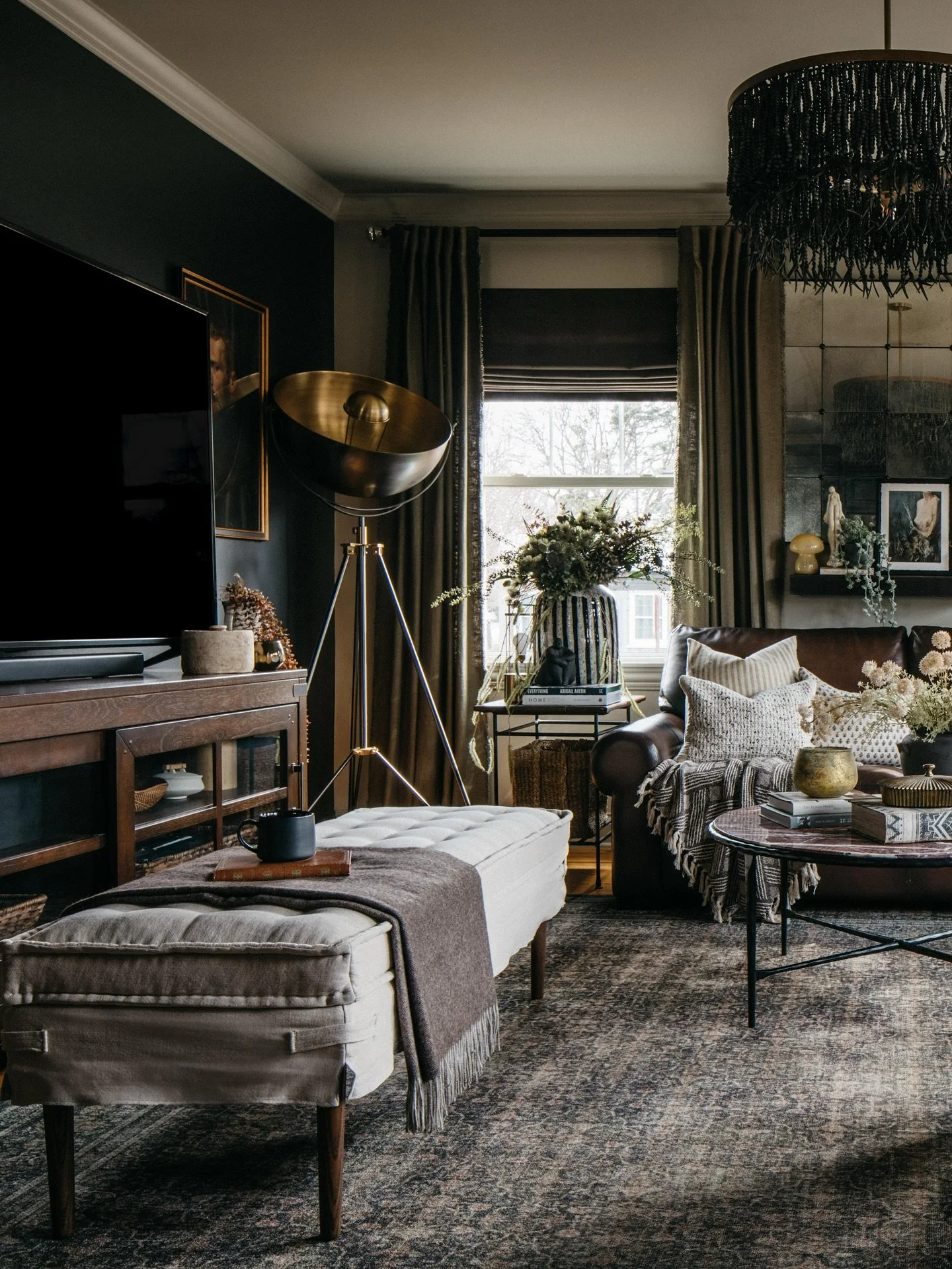Thoughts on feature walls&hellip; they can add a super cool focal point to a space, or look completely disconnected from everything in the room. A quick tip to help them feel cohesive? Put that color on repeat throughout the space. I promise it will 