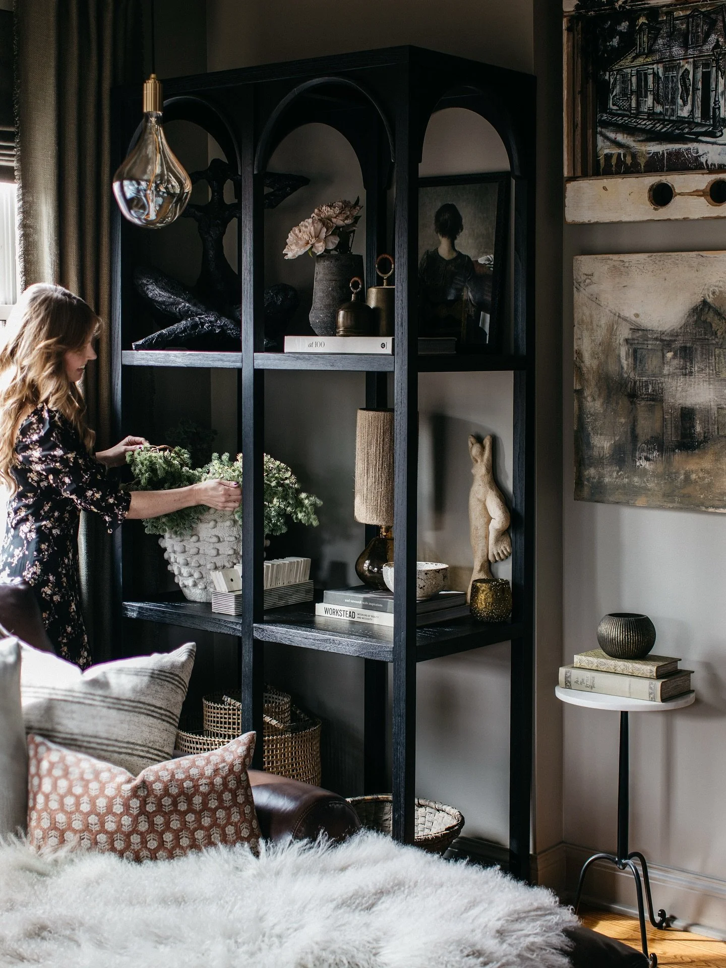 On layering in those final touches: this might just be one of my favorite parts of the whole process- it&rsquo;s where it all comes together. 

Image: @margaretrajic 

#samanthalaneinteriors #interiordesign #interiorstyling #moodyinteriors