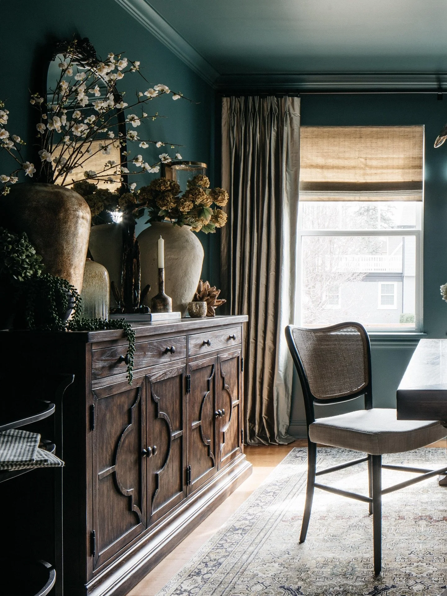 See all that space?! When you&rsquo;re hosting guests, and the table is full, incorporating a banquette (please see my previous post ☺️) and having a little extra room for folks to get in and out of their seats is key. 

Image: @margaretrajic 

#sama