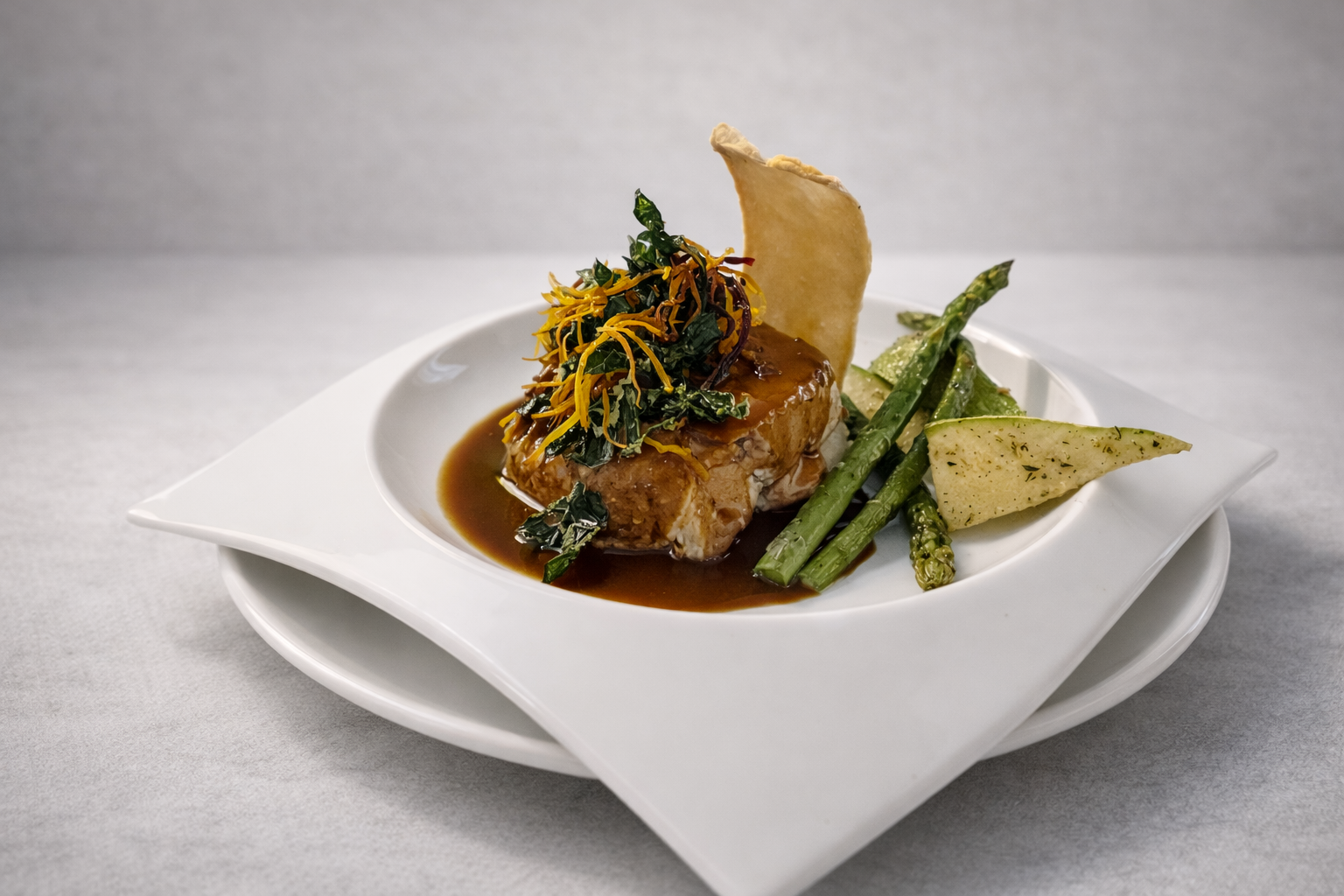 Plato con carne cubierta de salsa y guarniciones de judías verdes, papas y vegetales