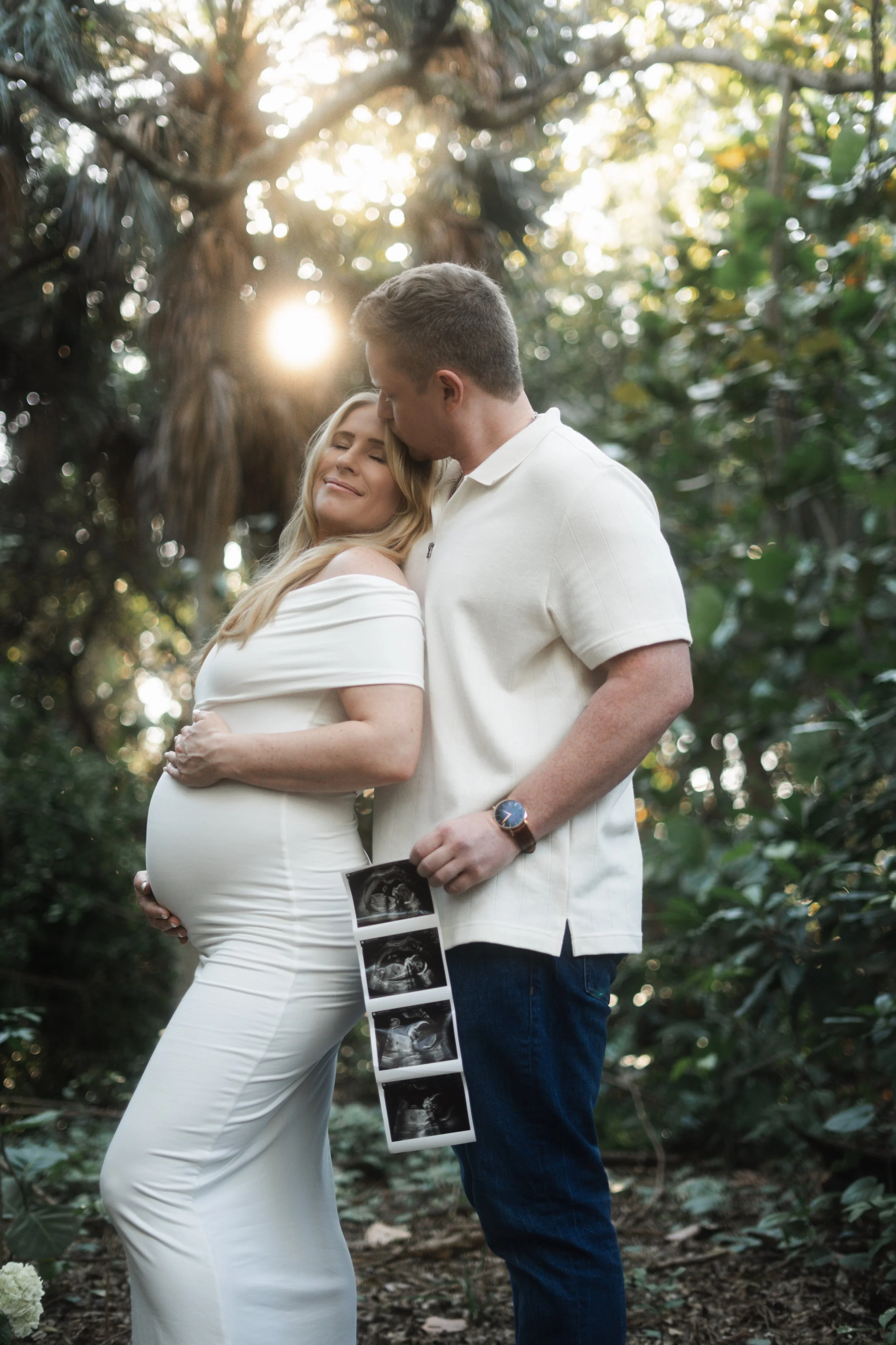 Maternity photoshoot session with a woman and her partner in the forrest