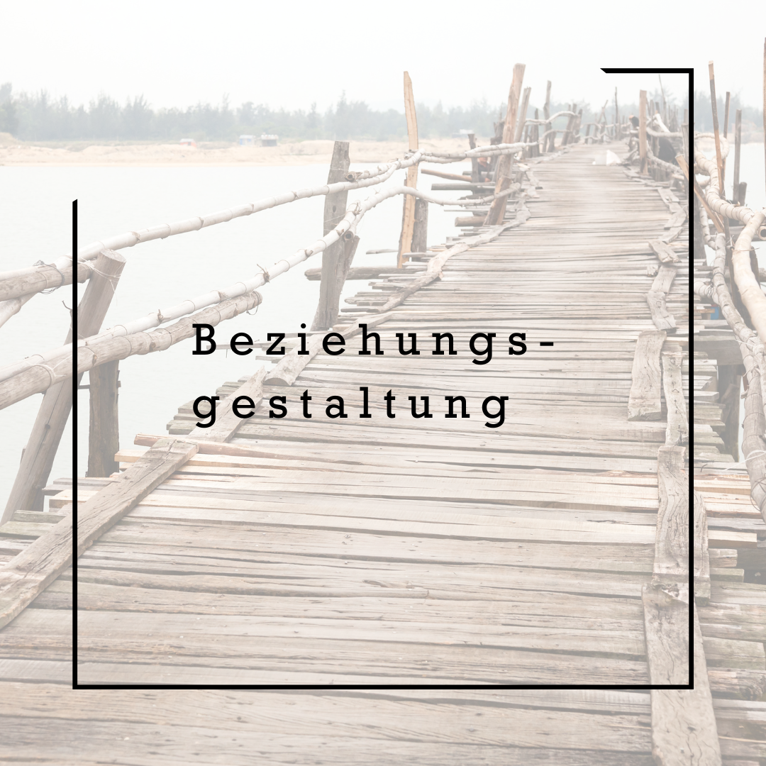 Holzbrücke über Wasser mit dem Titel 'Beziehungs- gestaltung'