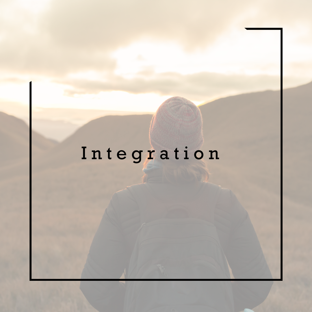 Eine Person mit Rucksack und Mütze blickt auf eine bergige Landschaft bei Sonnenaufgang oder Sonnenuntergang, mit dem Wort 'Integration' in der Mitte.