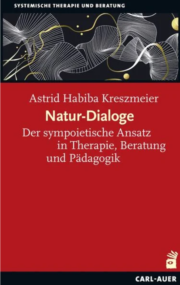 Buchcover mit schwarzem oberen Rand, abstrakten weißen, gelben und grauen Linien und Blättern, rotem Hintergrund, weißem Titel und roten Text, Carl-Auer Logo in der unteren rechten Ecke.