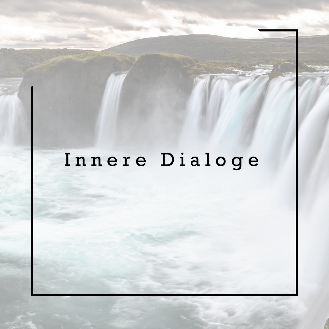 Wasserfall mit Wasserfall-Text in der Mitte und Beschriftung Innere Dialoge.