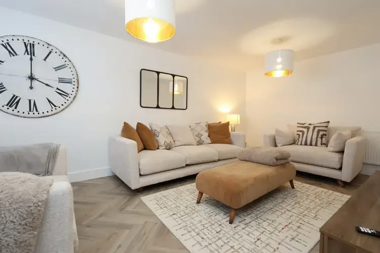 Luxury 4 Bed Home Sleeps 8 Cardiff Airport Parking