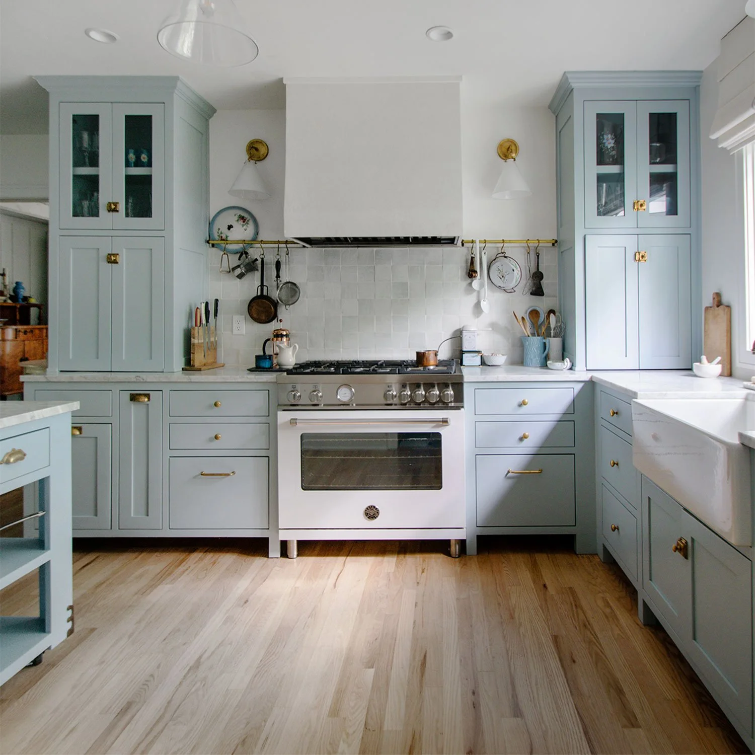 How to Choose the Right Size Decorative Hardware for Your Cabinets