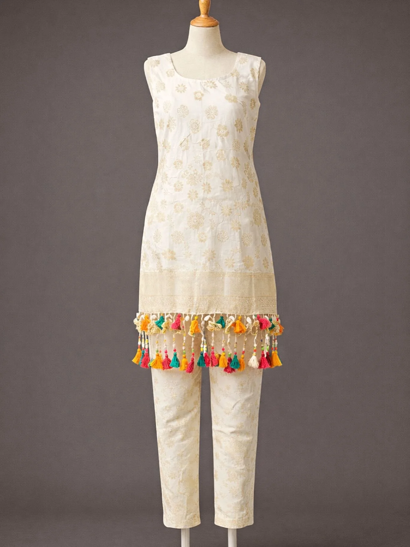 Banarasi Short Kurti with pants.

#indianoutifits #indian #traditionalclothing❤️ #indianweddings #indianwedding l