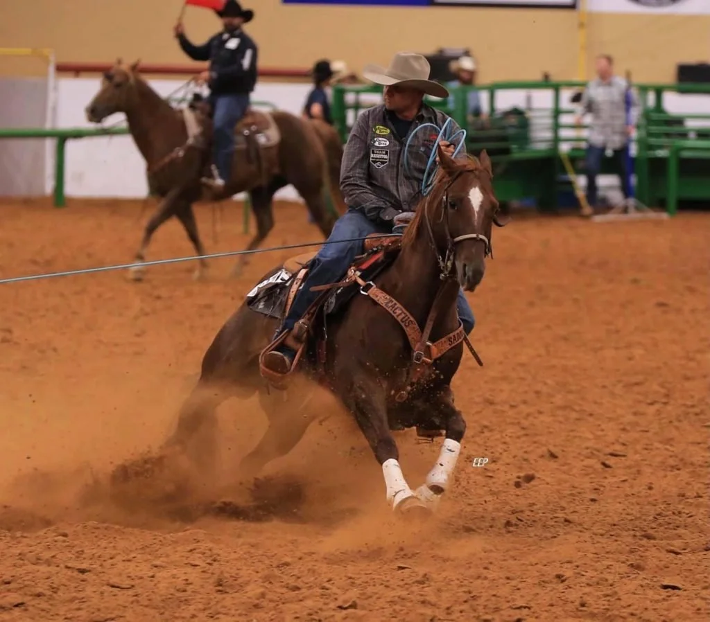 Andy Holcomb team roping on Walkin the Dog from Quentin Hall Horses