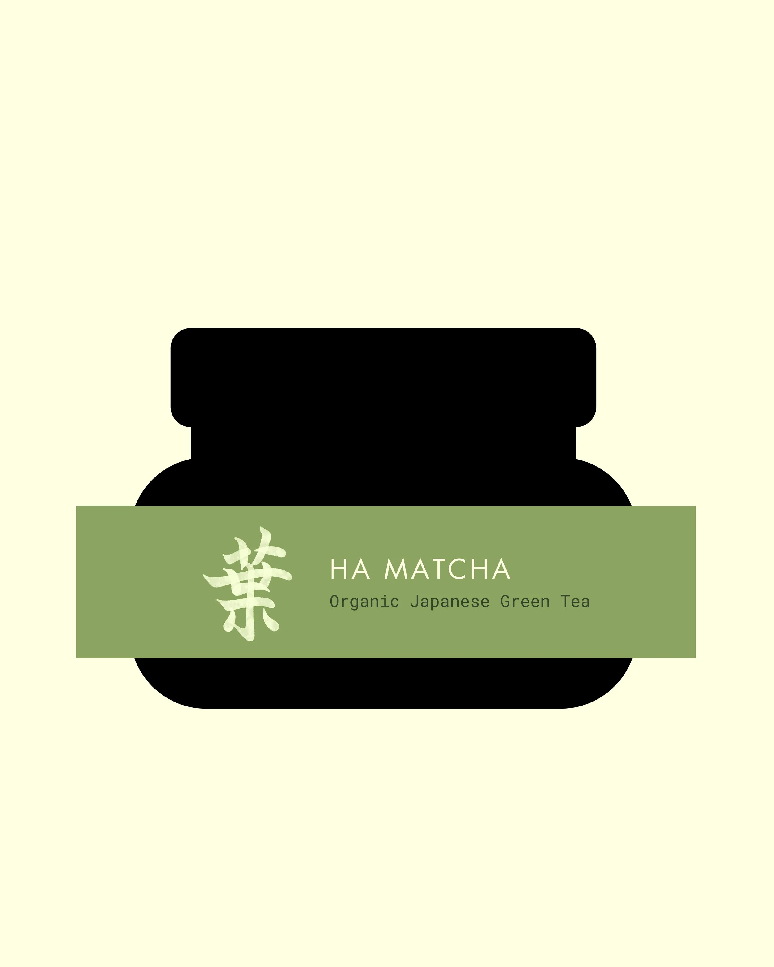 Imagen de un frasco de té verde orgánico japonés, con etiqueta verde y texto en inglés y japonés.