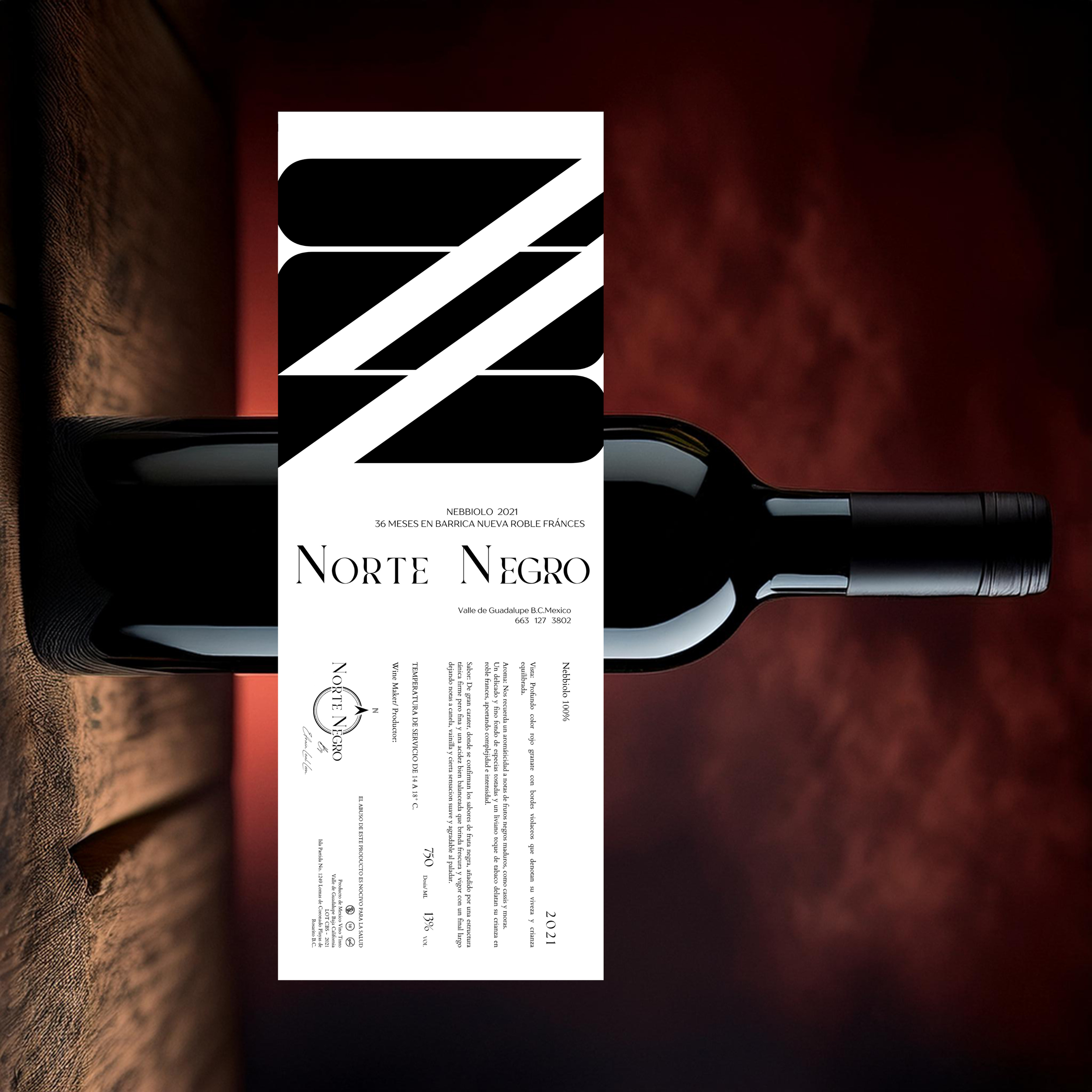 Etiqueta de vino negra con letras blancas y diseño moderno, acompañada de una botella de vino en un fondo oscuro.