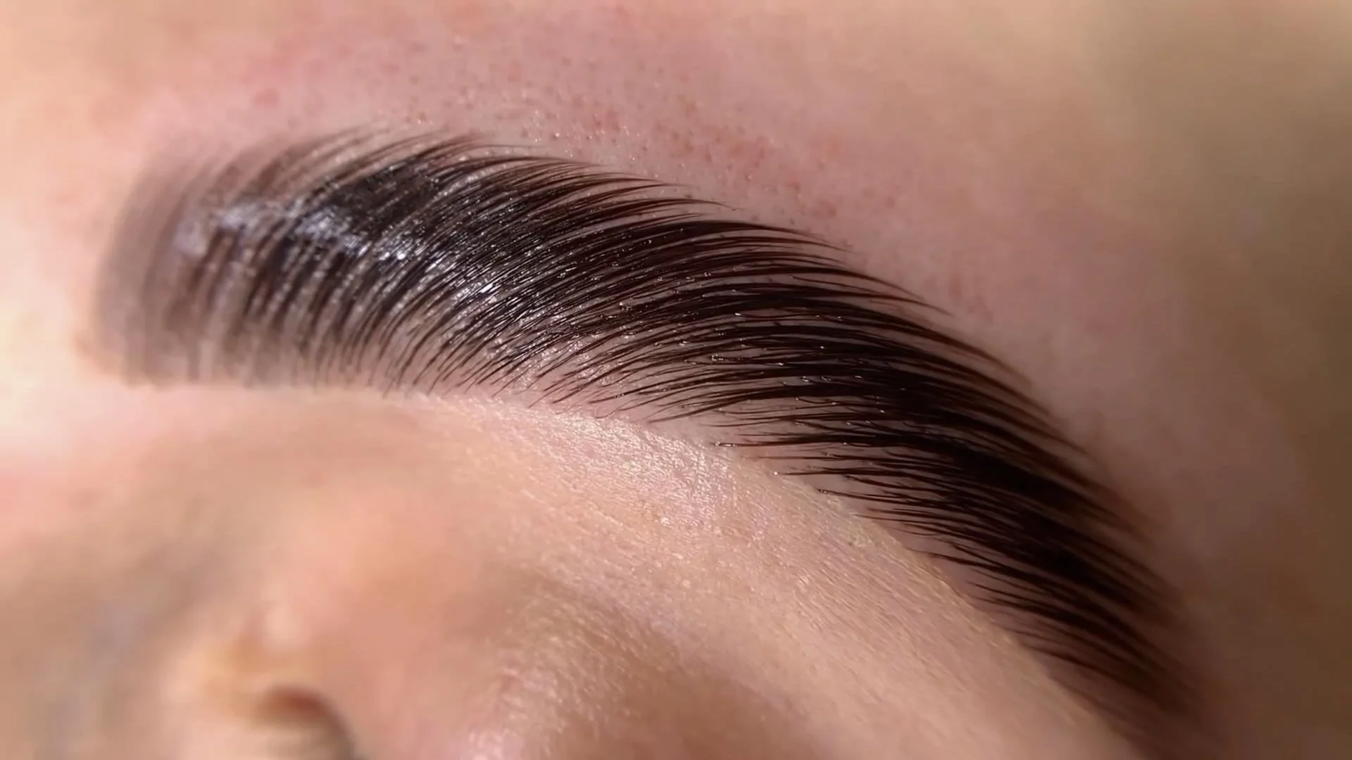 Cerillo de algodón siendo usado en limpieza de la pestaña del ojo.