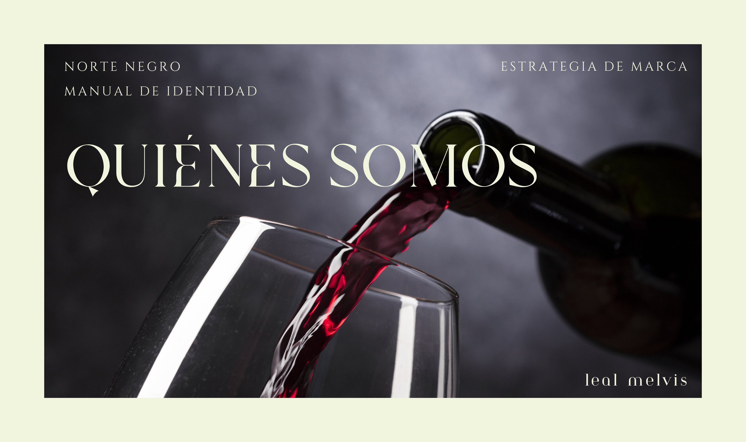 Imagen de una botella de vino vertiendo vino tinto en un vaso, fondo oscuro y texto superpuesto en español sobre la imagen.