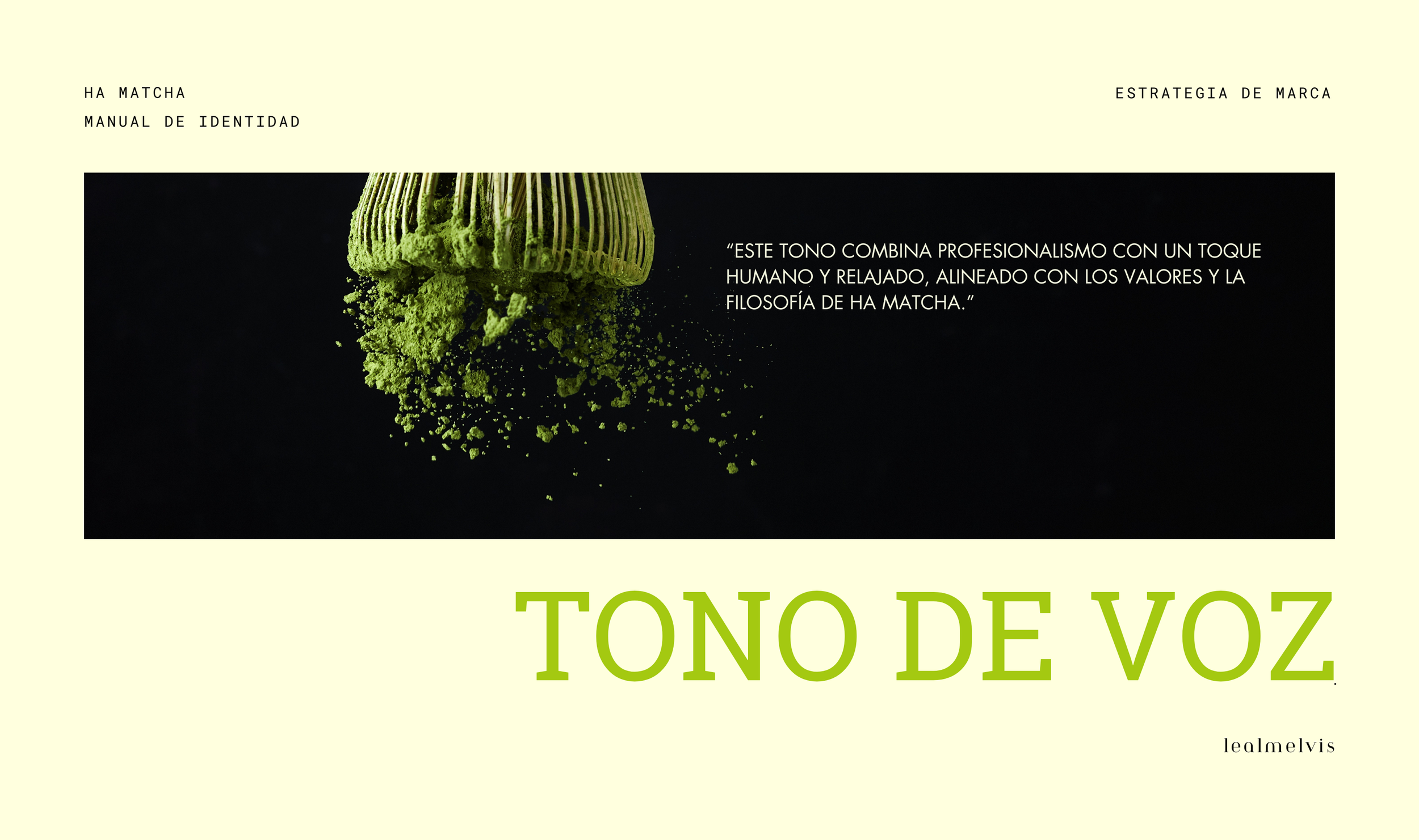 Página de manual de identidad de la marca Ha Matcha, con fondo beige claro y una imagen de un utensilio de matcha con polvo verde cayendo, y texto en diferentes partes, incluyendo una cita y el nombre Tono de Voz en letras grandes y verdes.