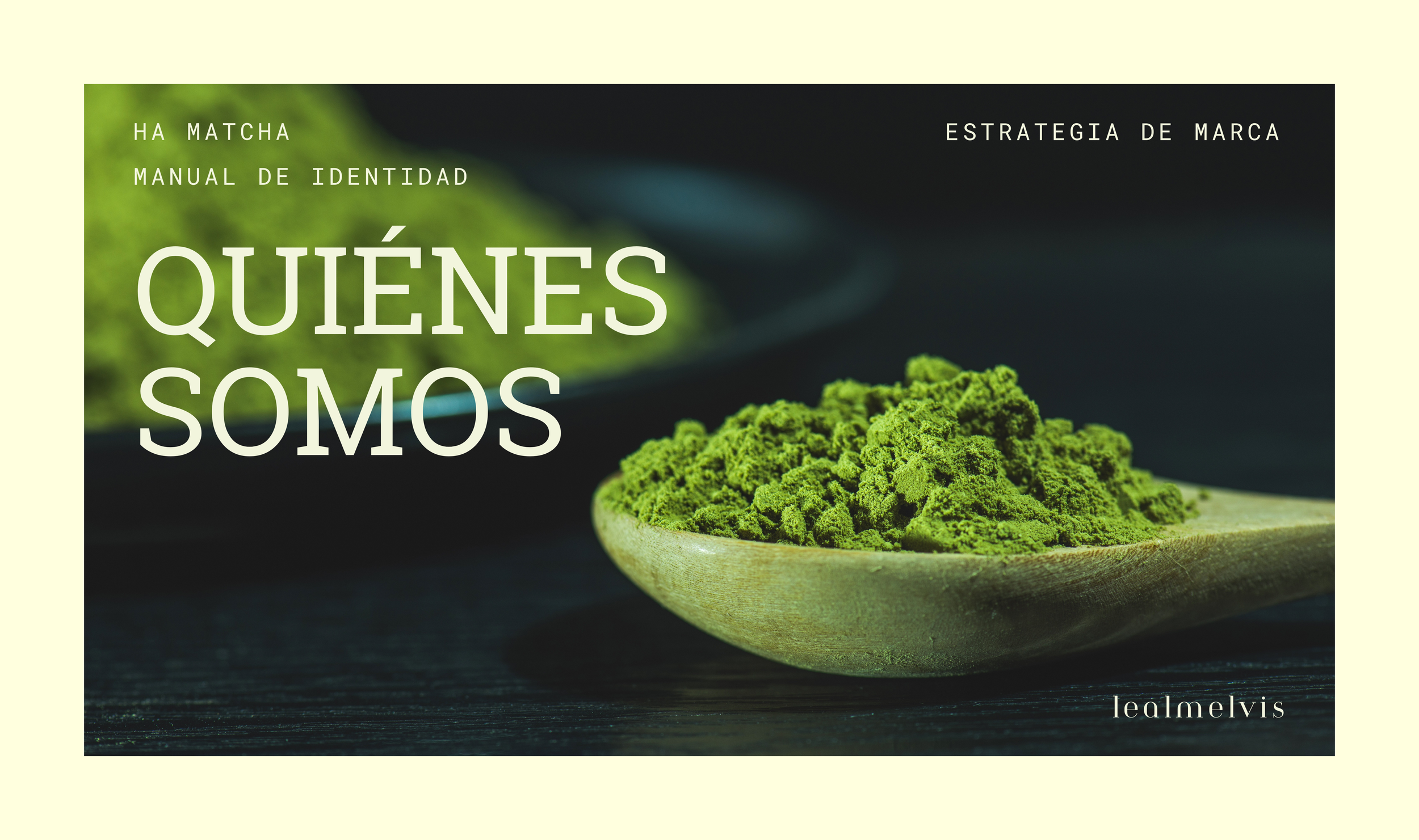 Imagen de polvo de matcha en una cuchara de madera, con texto que dice 'Quiénes Somos', 'Ha Matcha', 'Manual de Identidad', y 'Estrategia de Marca'.