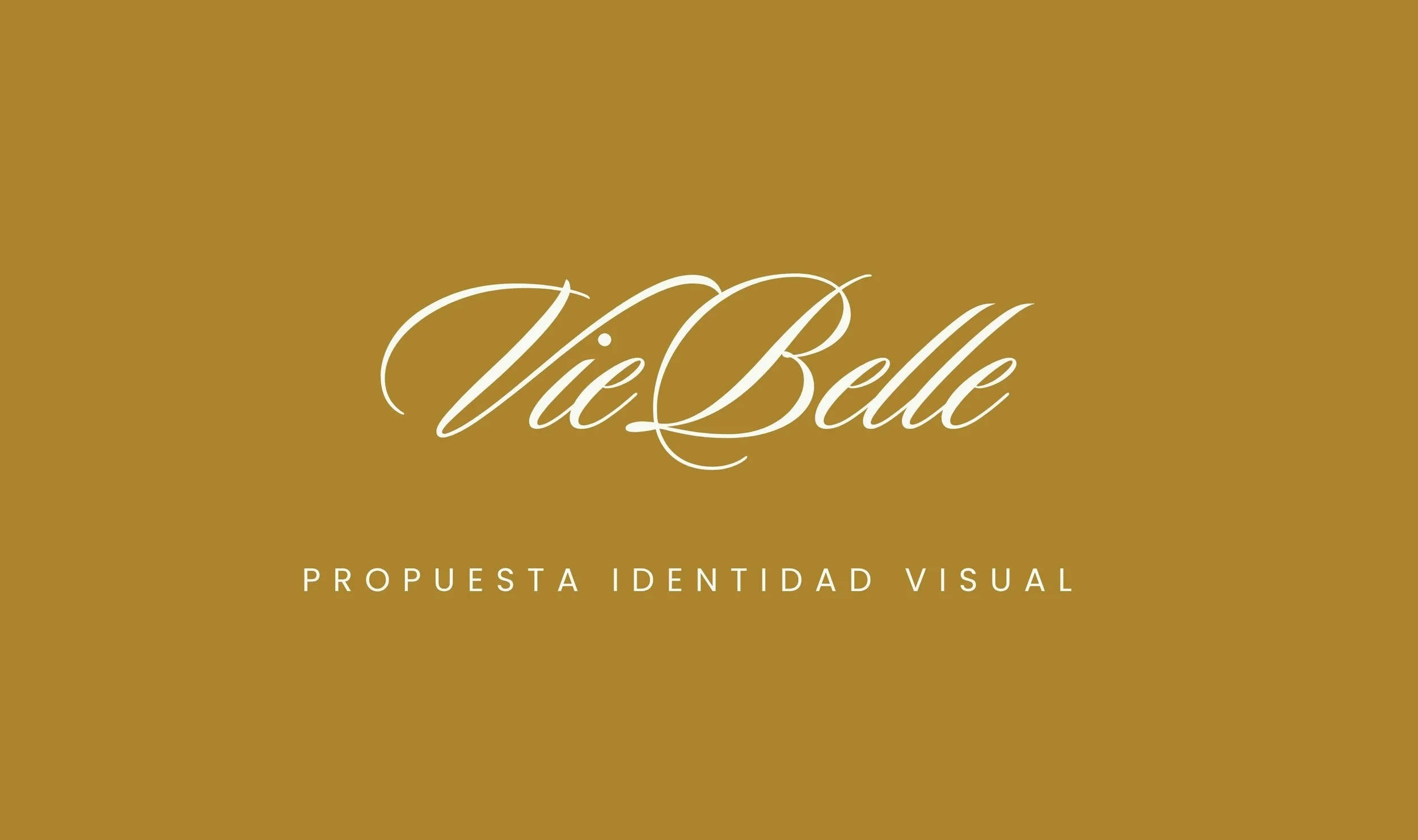 Fondo dorado con texto en cursiva blanca que dice 'Vie Belle' y en letras mayúsculas debajo 'Propuesta Identidad Visual'.