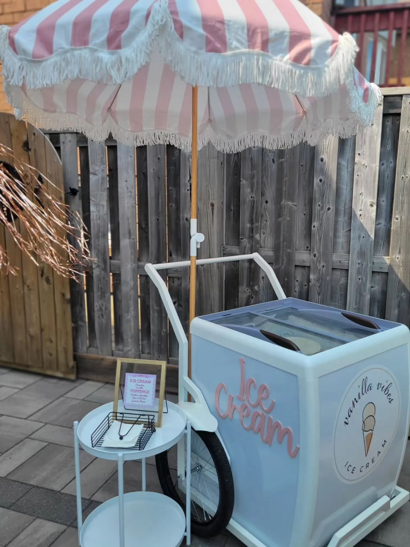 With Vanilla Vibes, we roll right into your backyard and set up the cutest little ice cream station for the kids &mdash; no stress, no mess, just smiles.

The best part? The cups can be customized just for your party! 
Add your child&rsquo;s name, pa