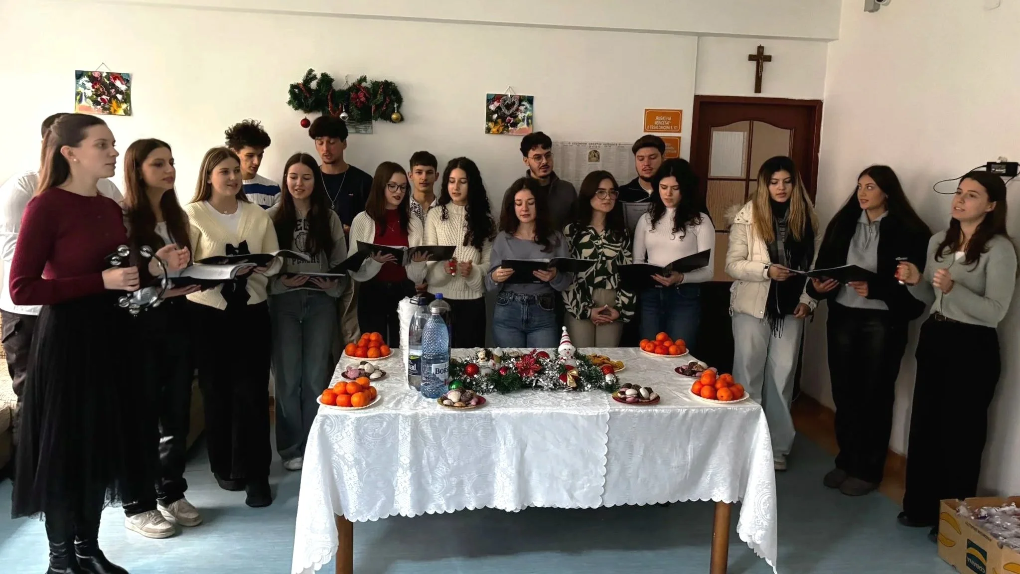 Tinerii eparhiei în colindă la centrele sociale și medicale din Caraș-Severin