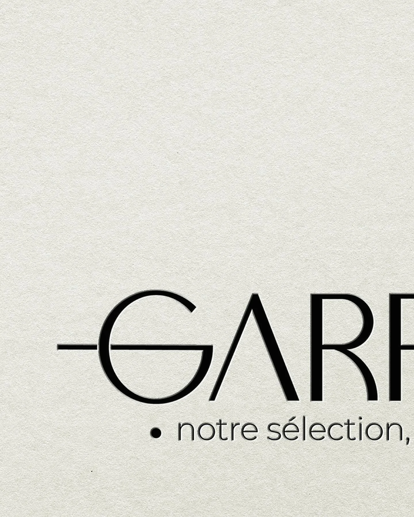 Hellooo !
Je peux enfin vous d&eacute;voiler la nouvelle identit&eacute; visuelle r&eacute;alis&eacute;e pour @garfey.paris 🤎

Une boutique en ligne de v&ecirc;tements et accessoires qui incarnent l&rsquo;&eacute;l&eacute;gance, o&ugrave; chaque pi&