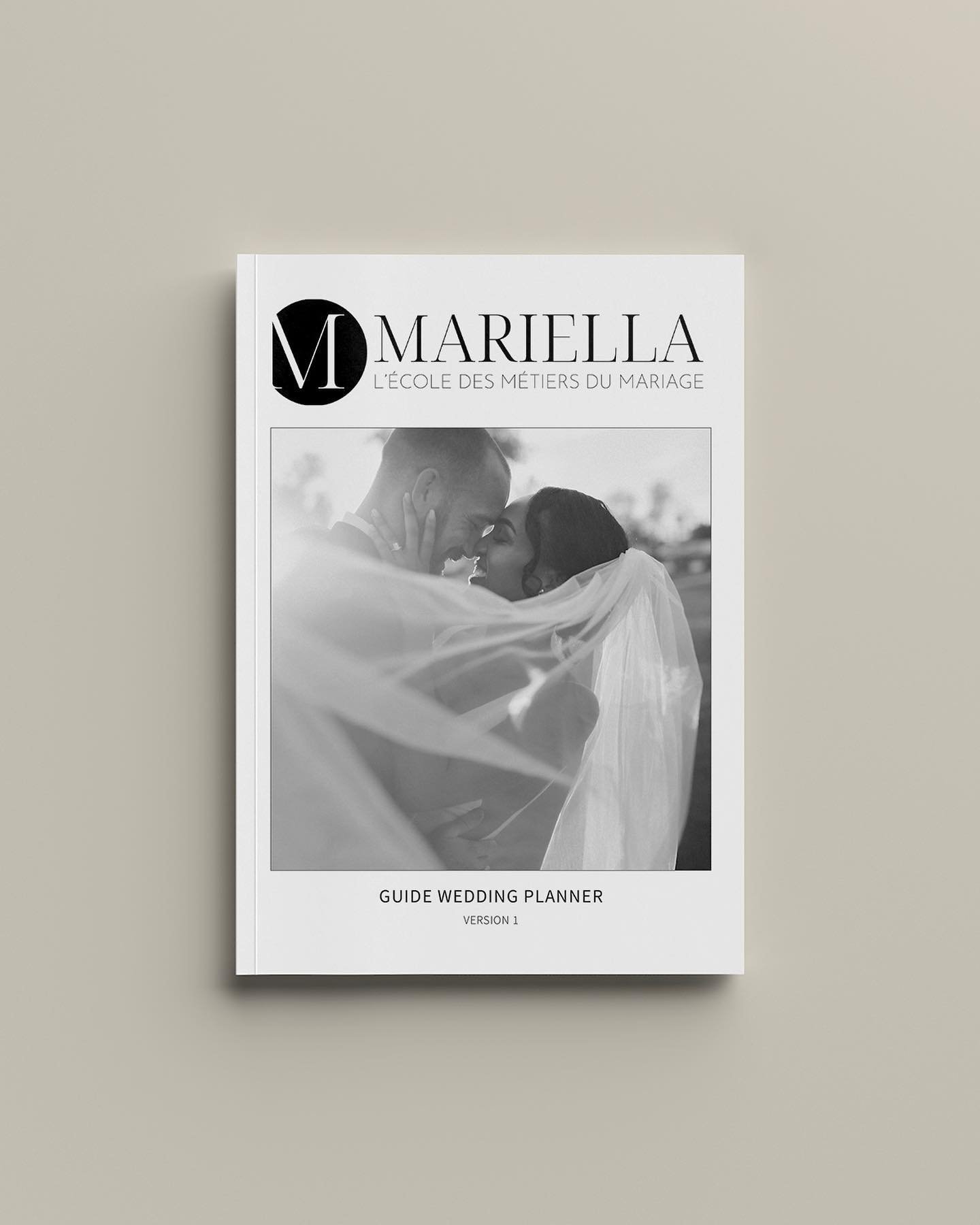 Guide Wedding Planner r&eacute;alis&eacute; pour @ecole.mariella ✨ 

―
#book #bookdesign #weddingplanner #design #designminimalist #mockup #mockupdesign #graphistefrance #graphisme #beigeaesthetic #inspiration #typography #marketingdigital #marketing