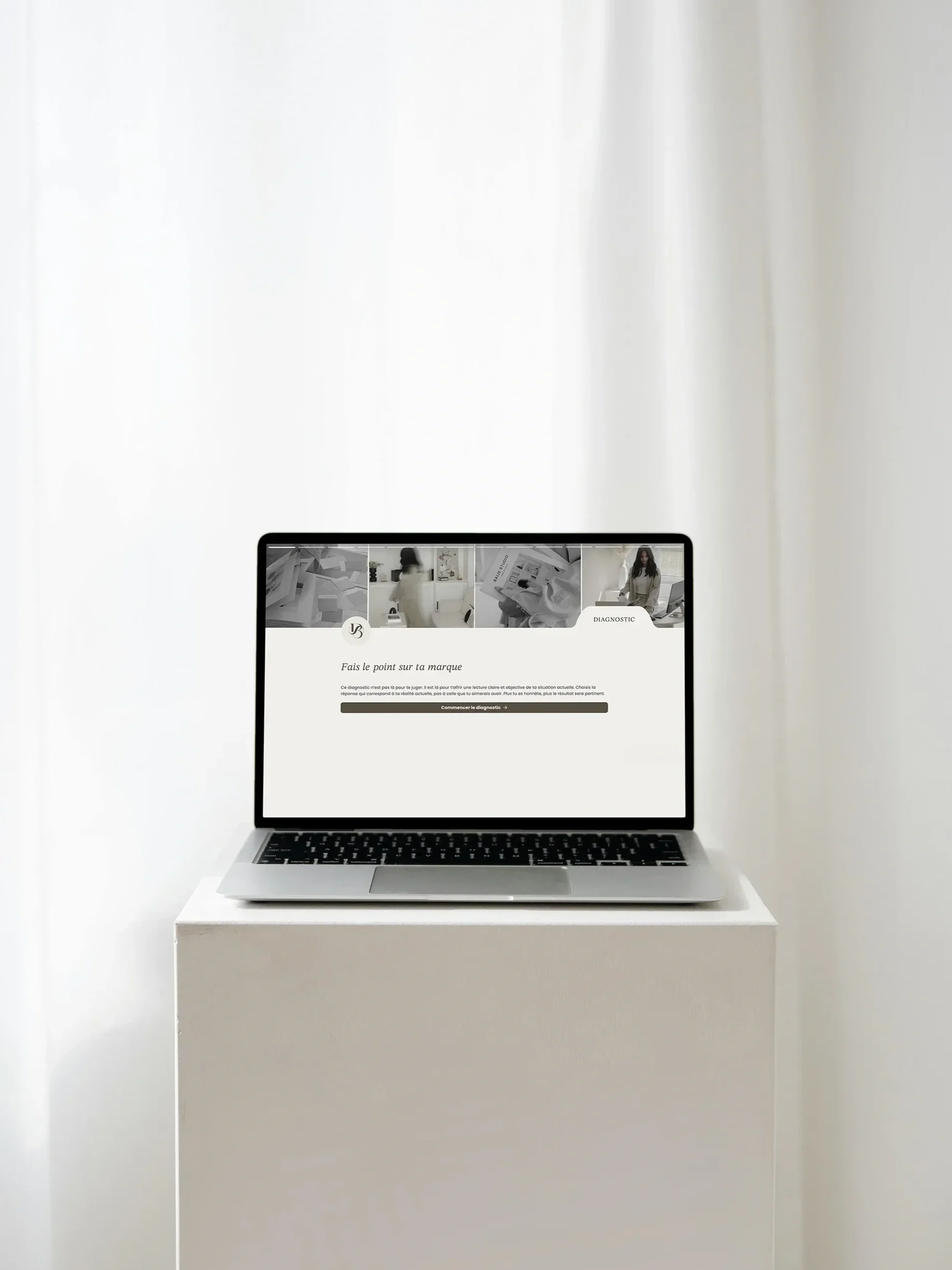 Un ordinateur portable placé sur une table en face d'un mur blanc
