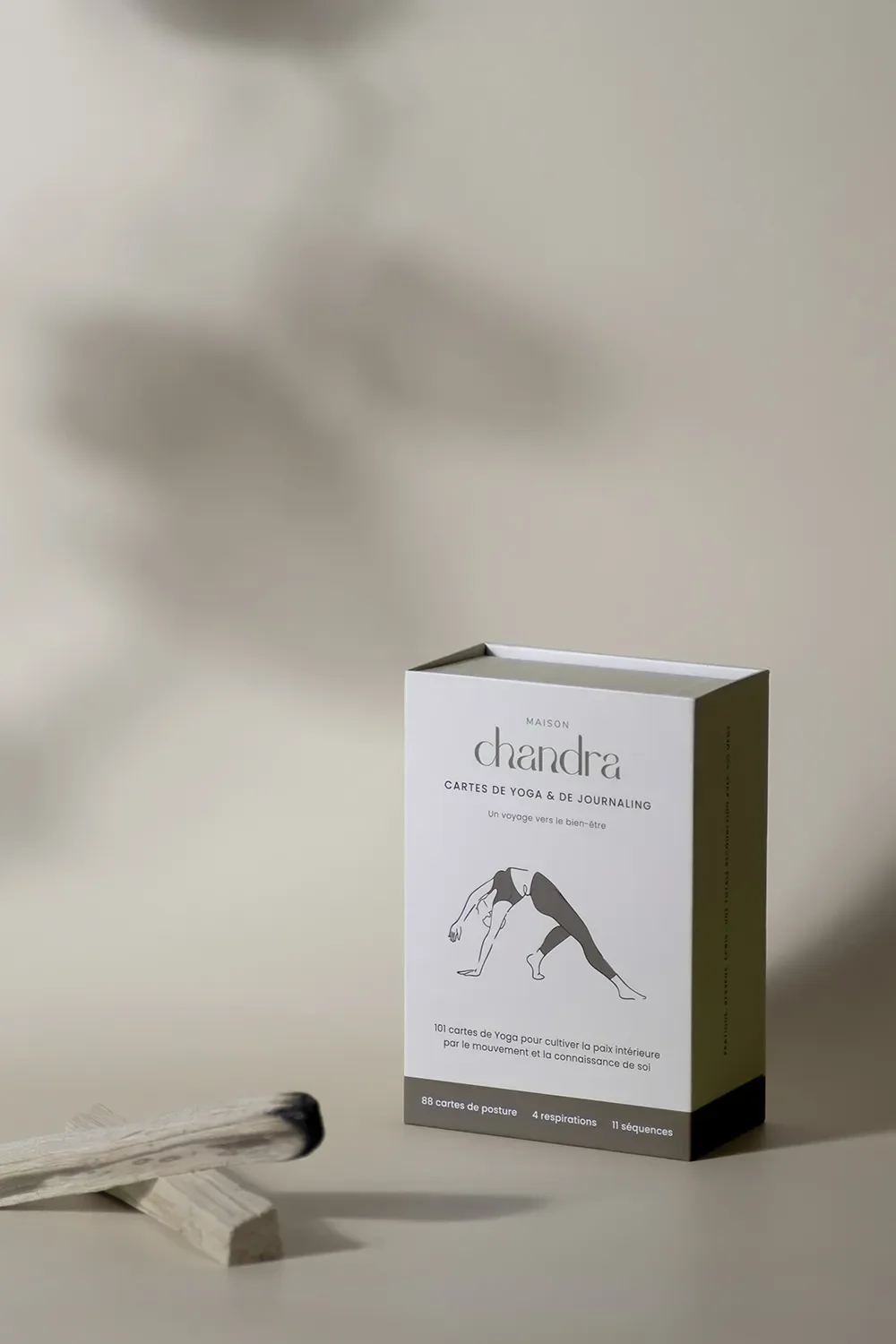Une boîte de cartes de yoga et de journaling du projet maison Chandra sur une surface claire