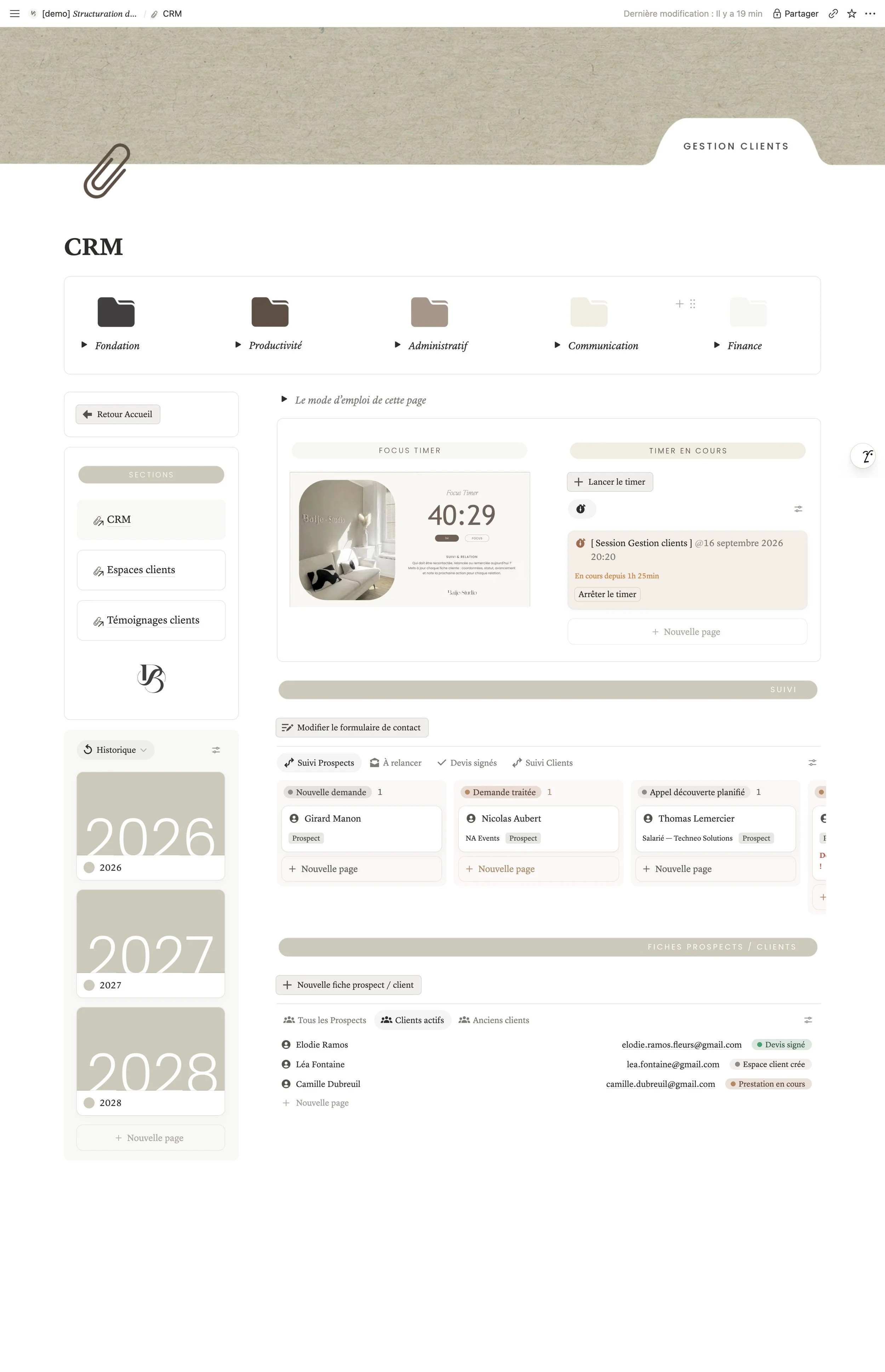 Capture d'écran d'une interface de gestion de prospects et clients avec un minuteur en haut, des sections pour suivre l'avancement des tâches et un calendrier pour l'année 2026, 2027. La barre de navigation inclut des options comme CRM, espaces clients et témoignages clients.