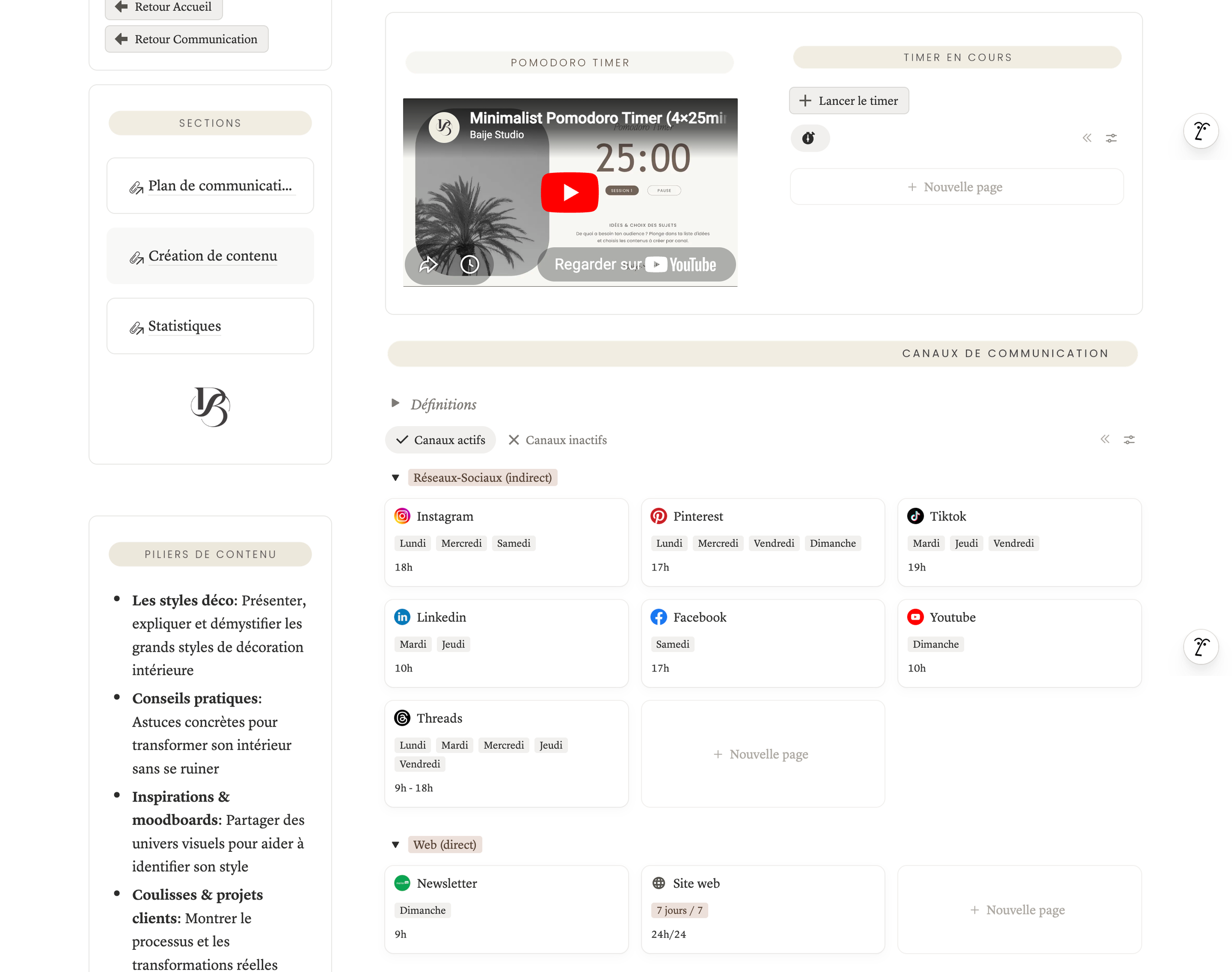 Capture d'écran d'une page web en français présentant un minuteur Pomodoro minimaliste sur YouTube, avec un fond gris noir et une image de palmier, affichant 25 minutes, boutons pour lancer le minuteur, et liens vers diverses sections et réseaux sociaux comme Instagram, Pinterest, TikTok, LinkedIn, Facebook, YouTube, ainsi que des onglets pour différentes plateformes et outils.
