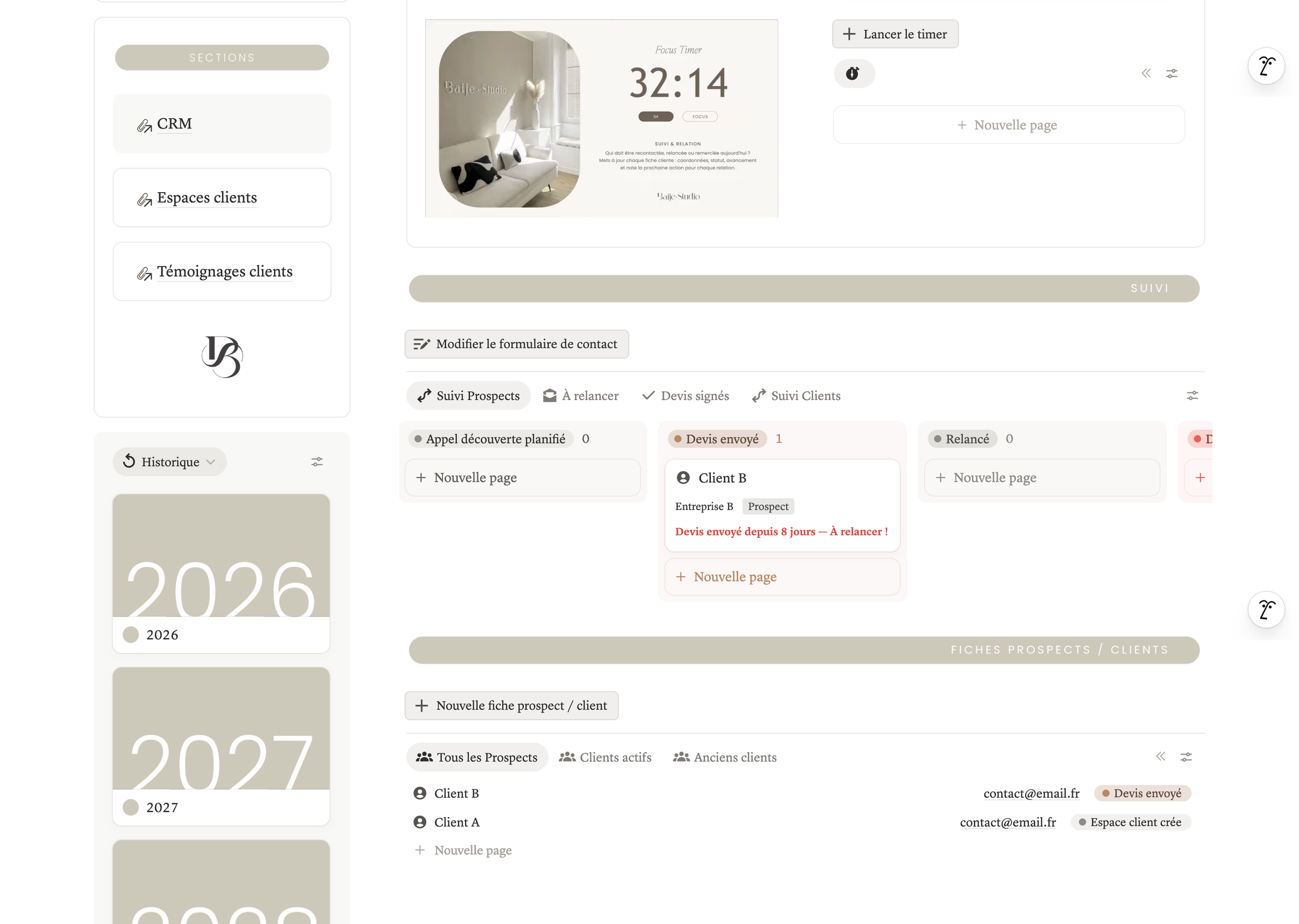 Capture d'écran d'une interface de gestion de prospects et clients avec un minuteur en haut, des sections pour suivre l'avancement des tâches et un calendrier pour l'année 2026, 2027. La barre de navigation inclut des options comme CRM, espaces clients et témoignages clients.