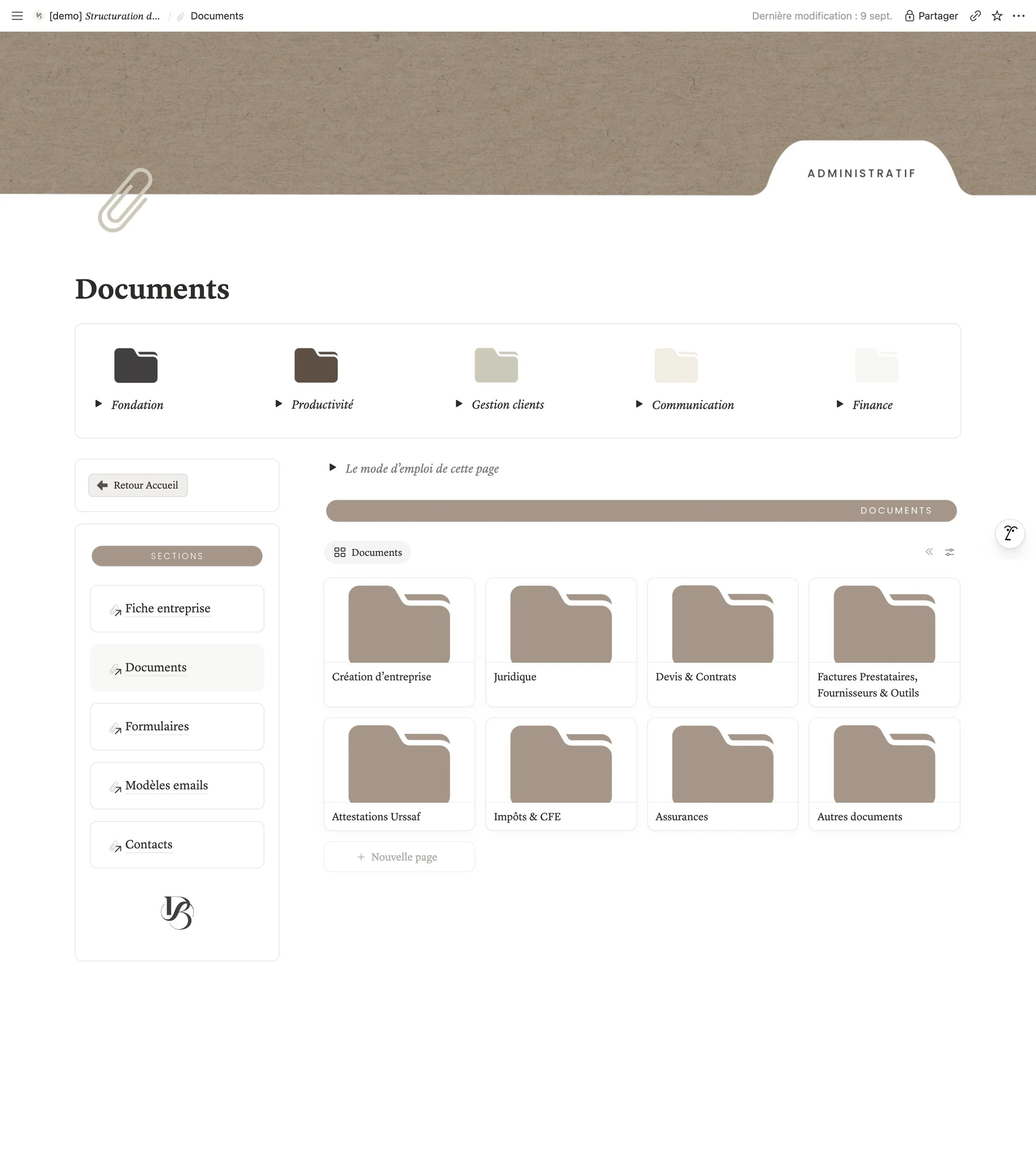 Capture d'écran d'une page de site web avec un menu de navigation et différentes sections, incluant des dossiers et des documents liés à des thèmes administratifs comme la création d'entreprise, la fiscalité, et les assurances, avec des boutons de navigation pour retourner à l'accueil et à l'administration.