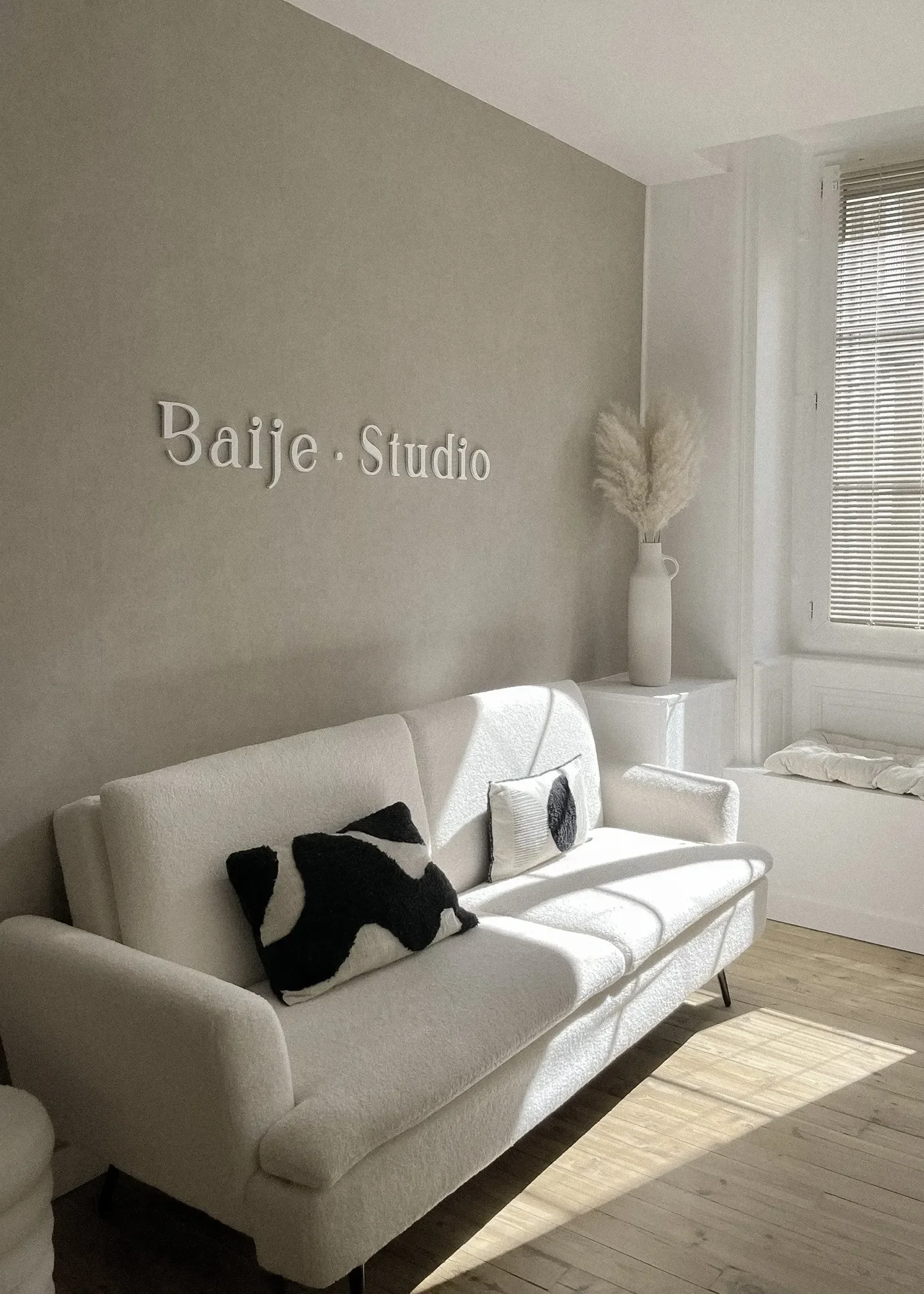 bureau-minimaliste-baije-studio.webp