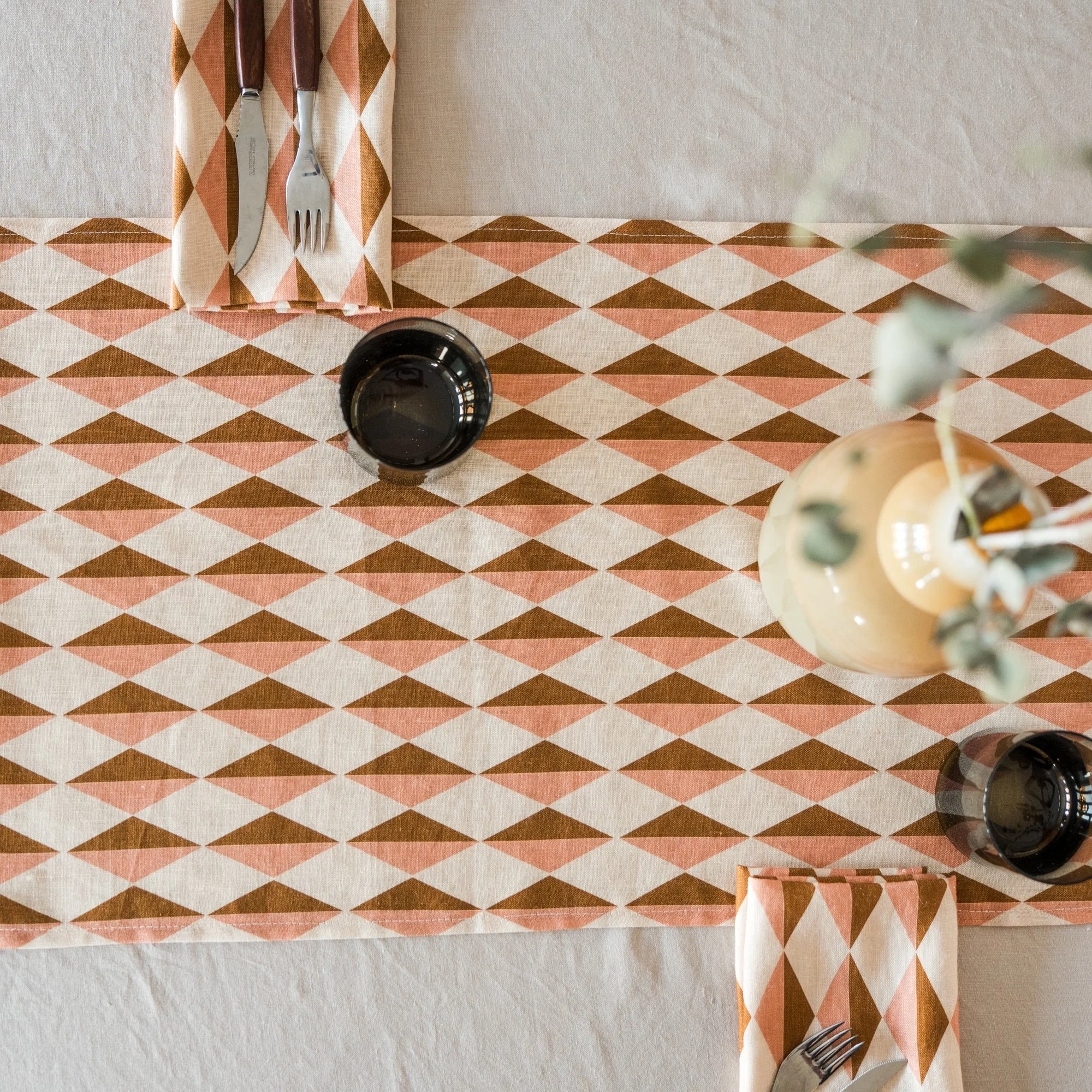 PinkHarlequinTableRunner00143.jpg